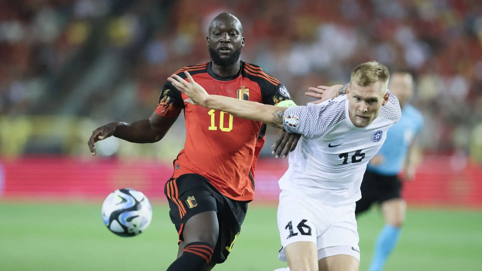 Lukaku mentre duella con un difensore avversario