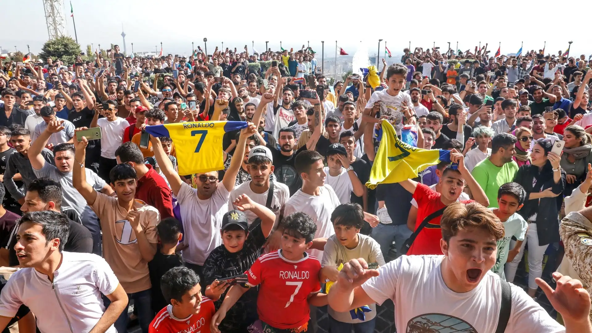 CR7 è stato acclamato dai tifosi iraniani fuori dallo stadio prima e dopo la partita, che si è giocata a porte chiuse