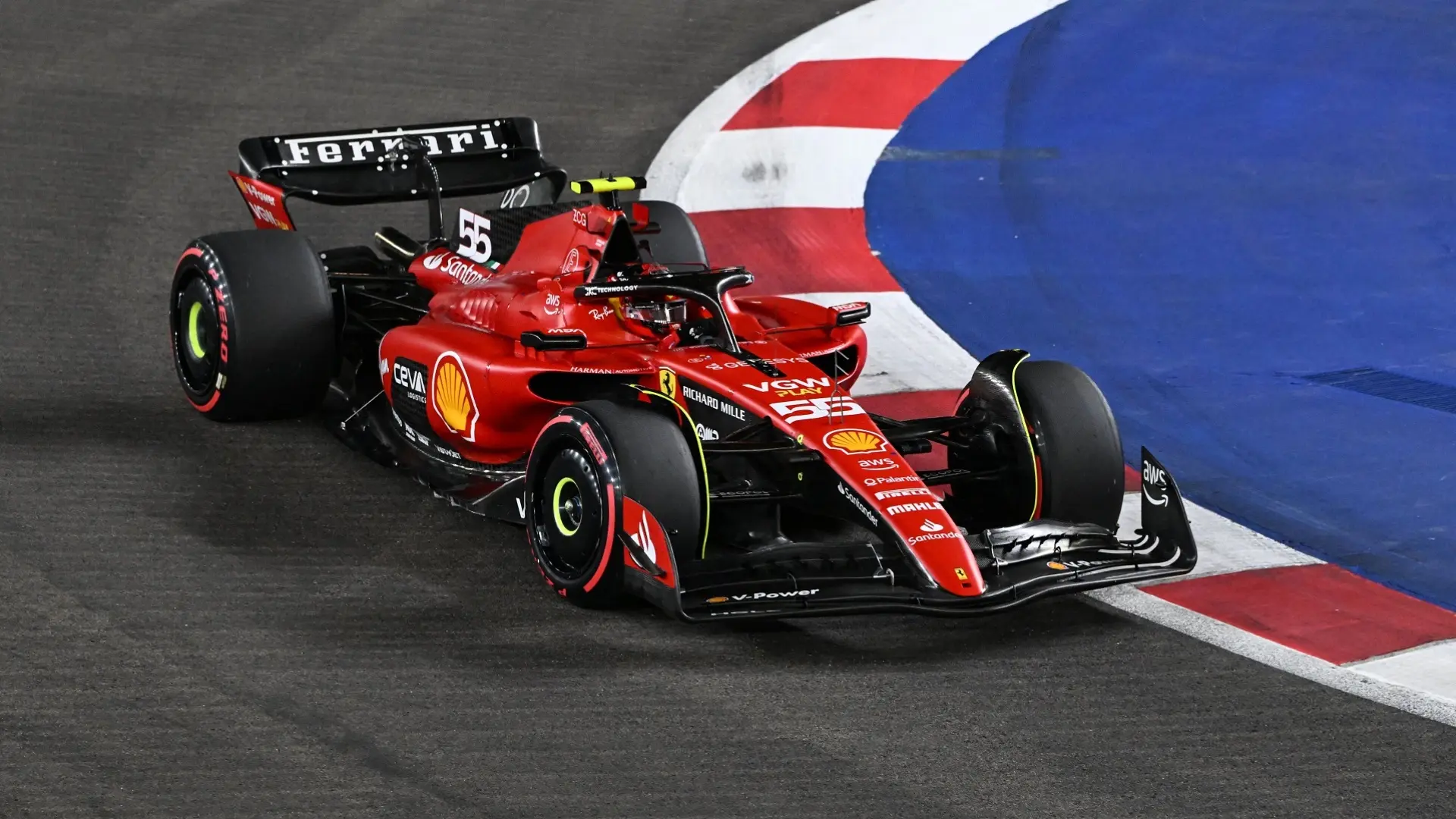 F1 Singapore: Sainz e Ferrari in pole, flop di Verstappen