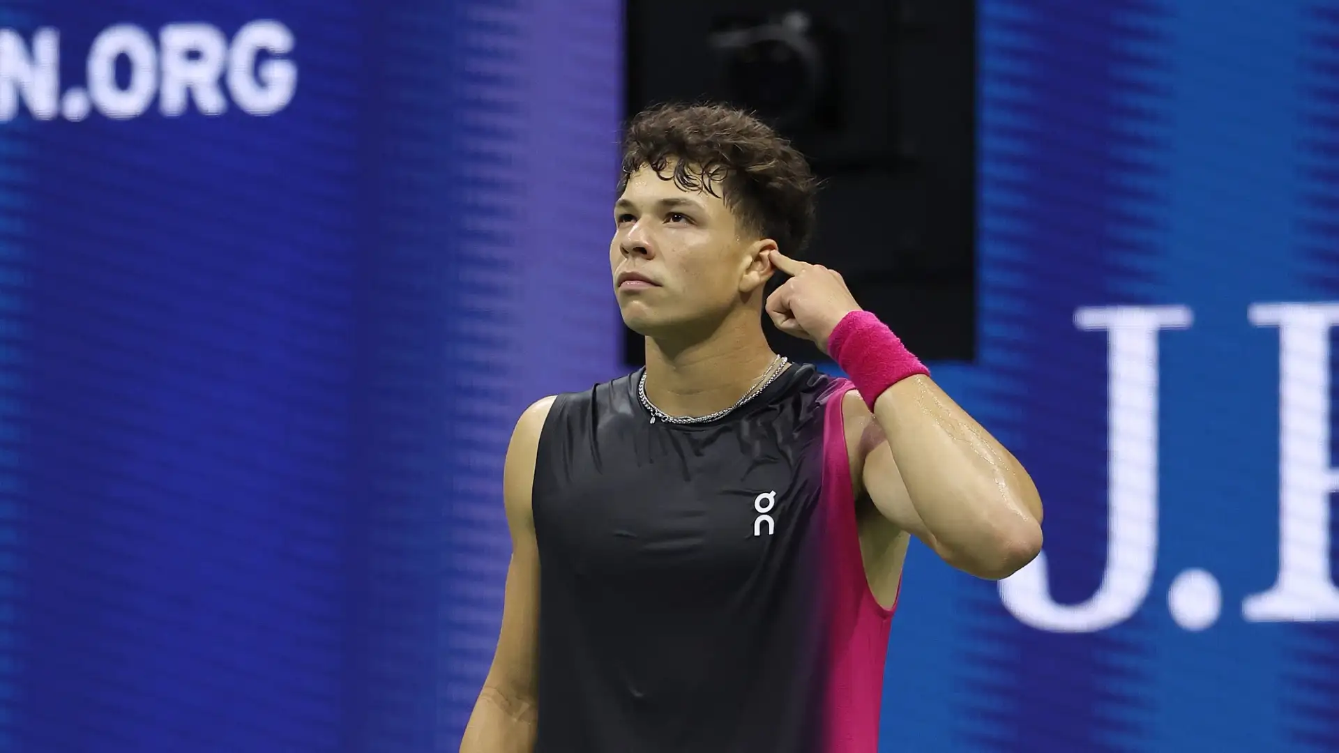 L'astro nascente Shelton ha provocato Nole, portandosi la mano all'orecchio
