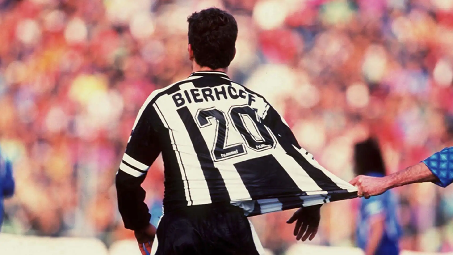 Un avversario controlla come può Oliver Bierhoff, qui all'Udinese