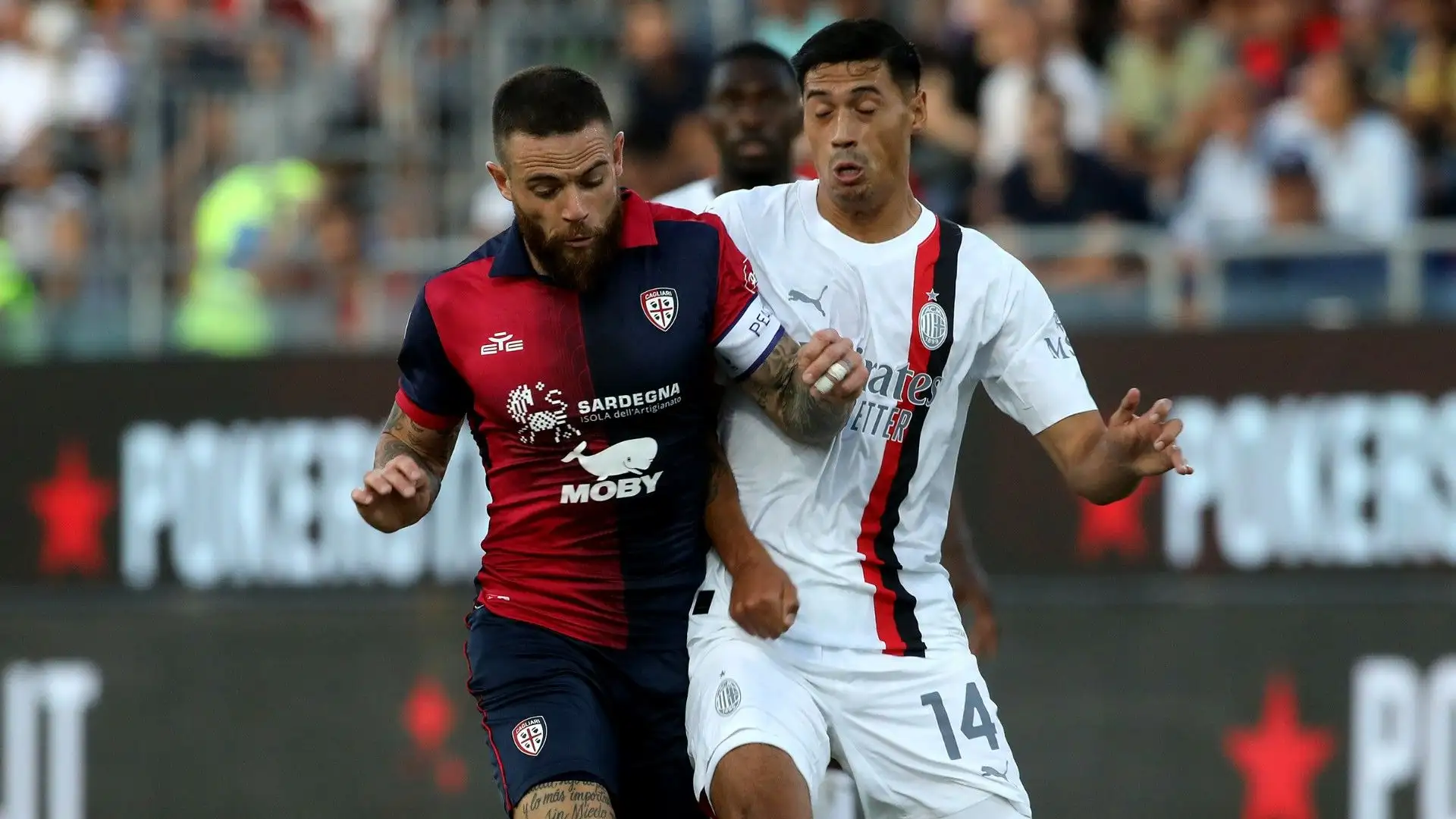 In foto un duello tra centrocampisti Nandez contro Reijnders