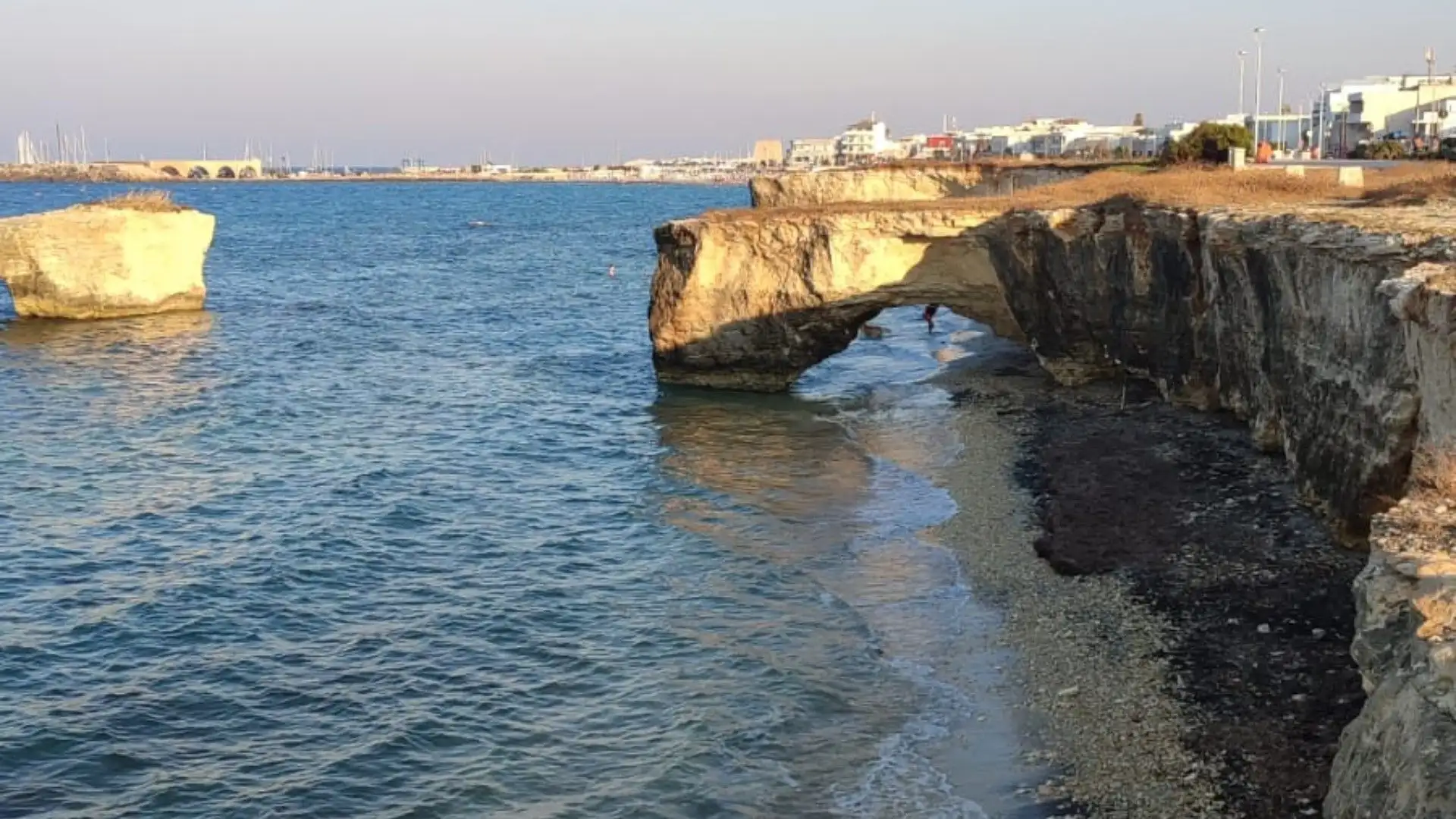 Non entrare in acqua se sei stato a lungo esposto al sole o se hai appena terminato di fare attività fisica: lo sbalzo di temperatura potrebbe creare problemi
