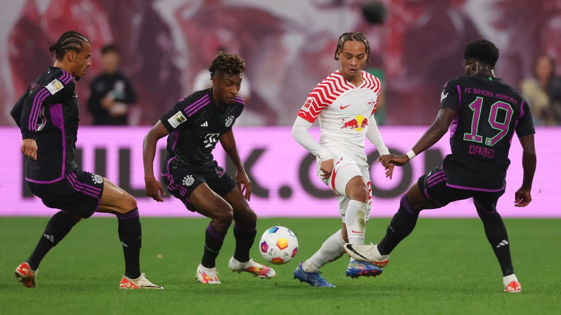 In carriera ha giocato anche per Schalke 04 e Bayer Leverkusen
