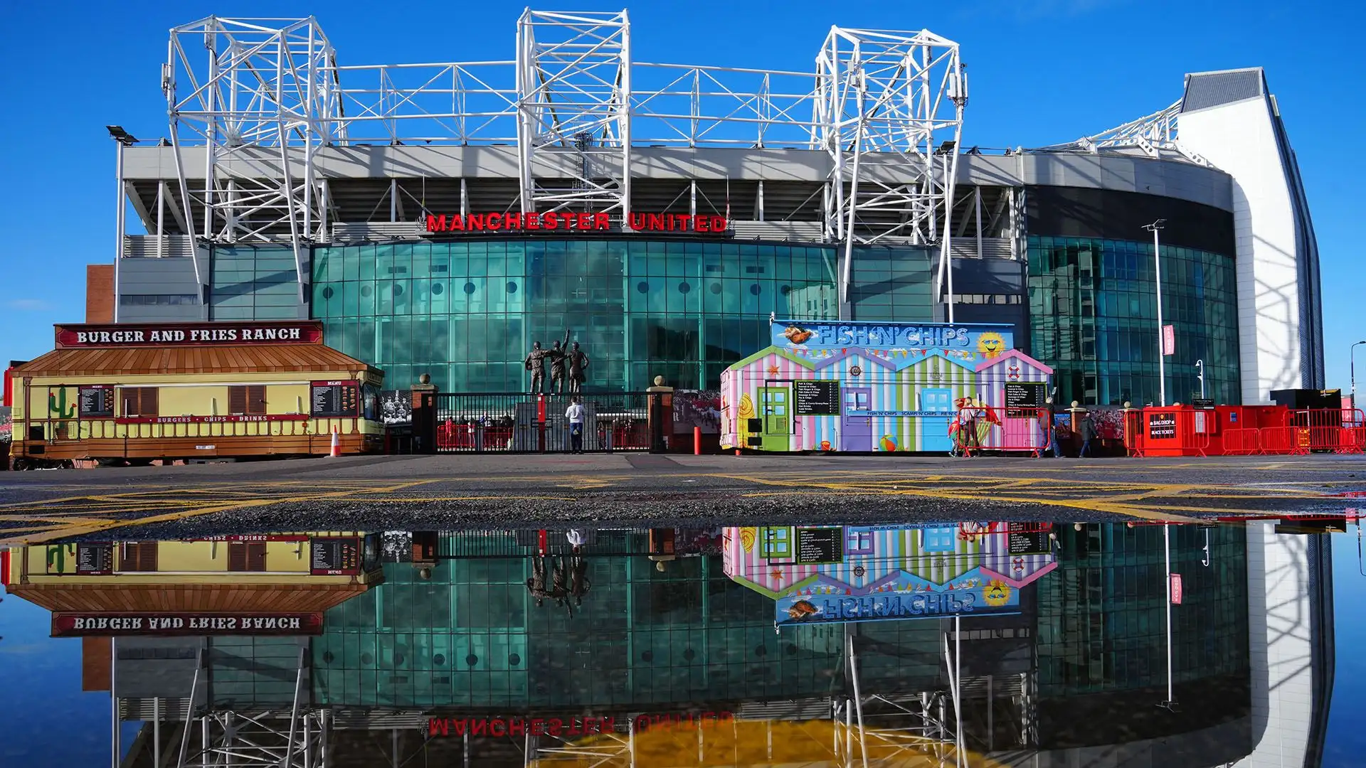 In particolare molti tifosi si sono recati all'Old Trafford