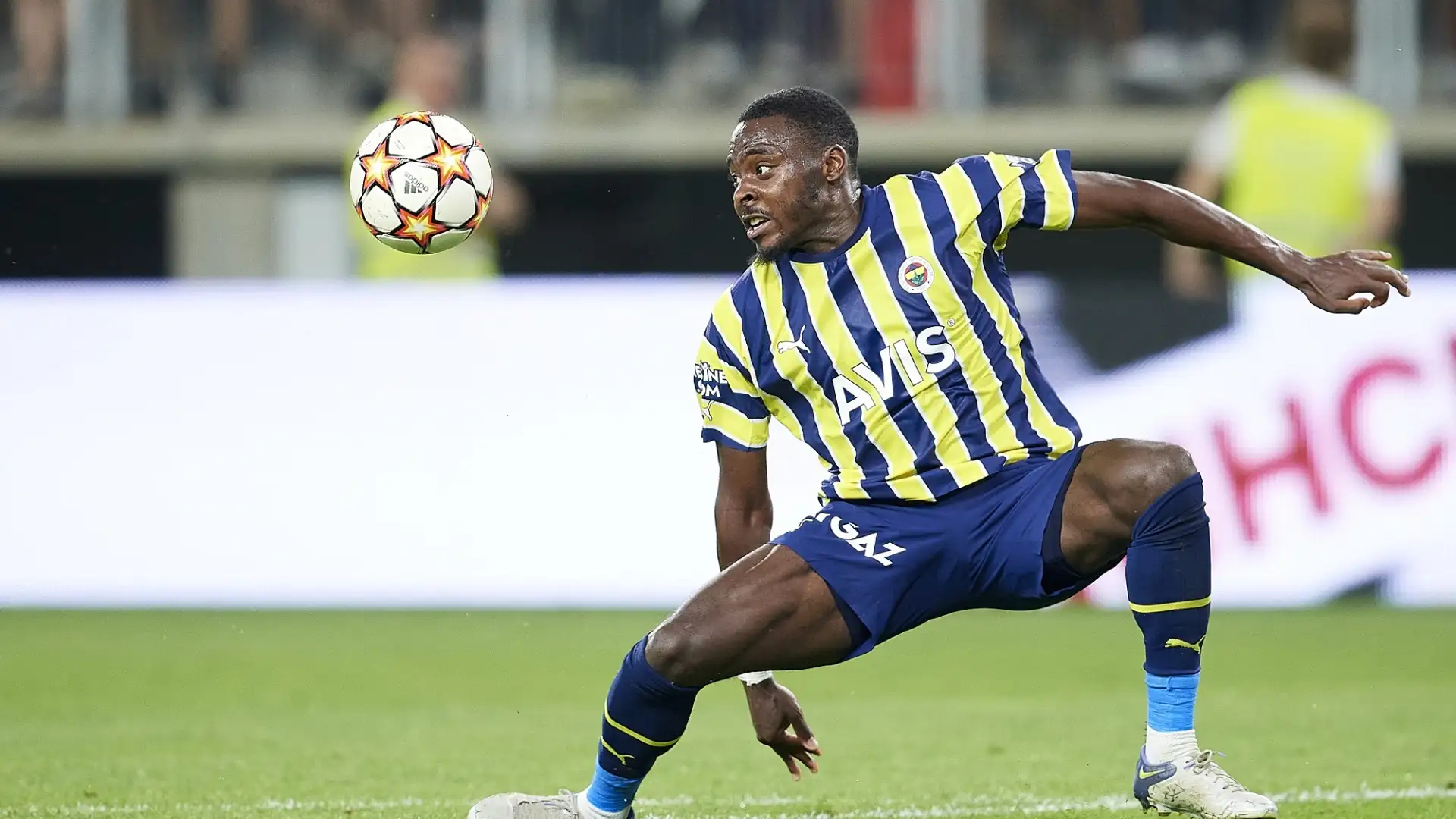 Nel mirino anche due giocatori nigeriani: il primo è Bright Osayi-Samuel, centrocampista del Fenerbahce
