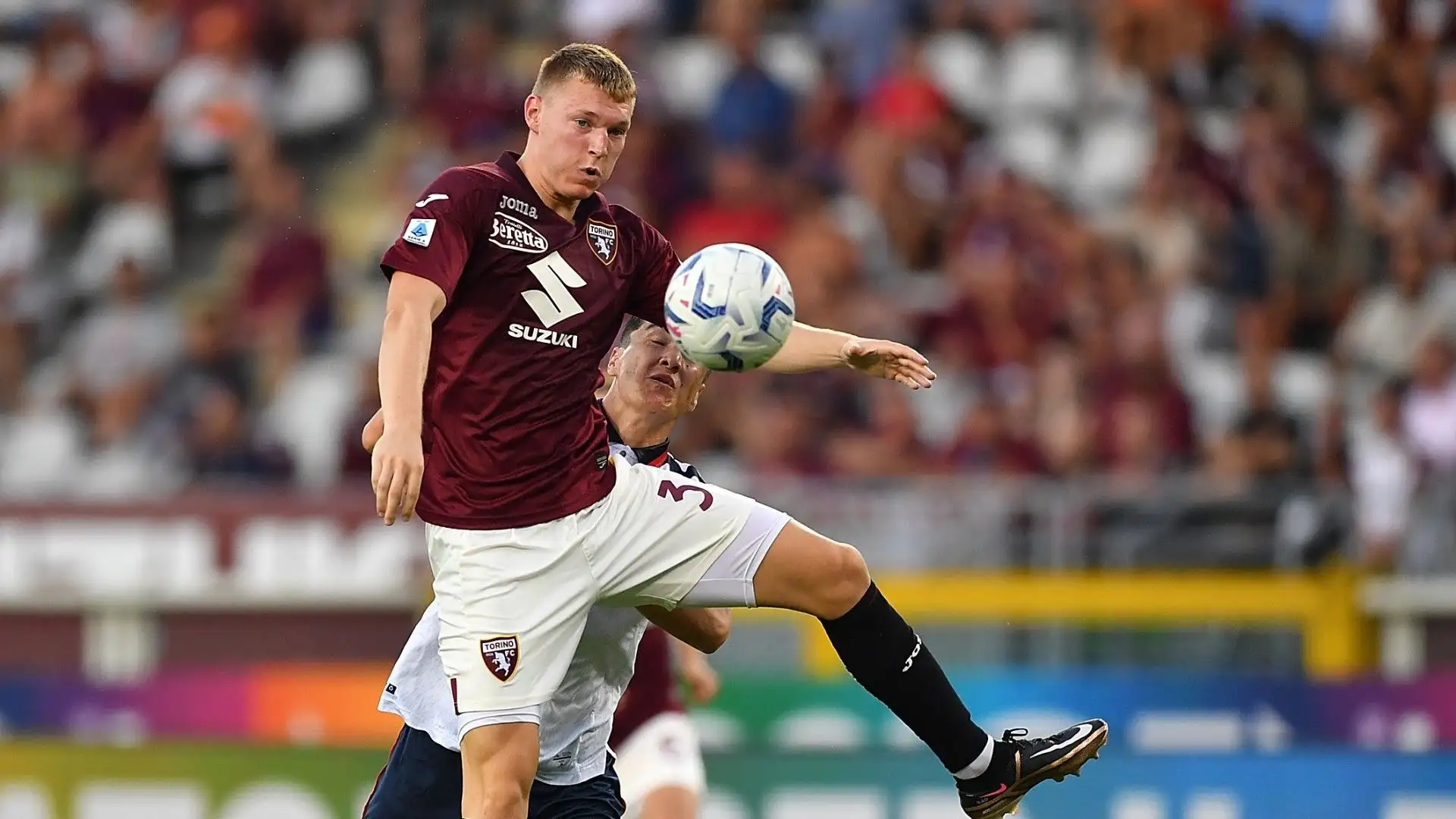 "Tutto il Torino Football Club stringe Perr con un affettuoso abbraccio, con l'augurio di rivederlo al più presto protagonista in campo"
