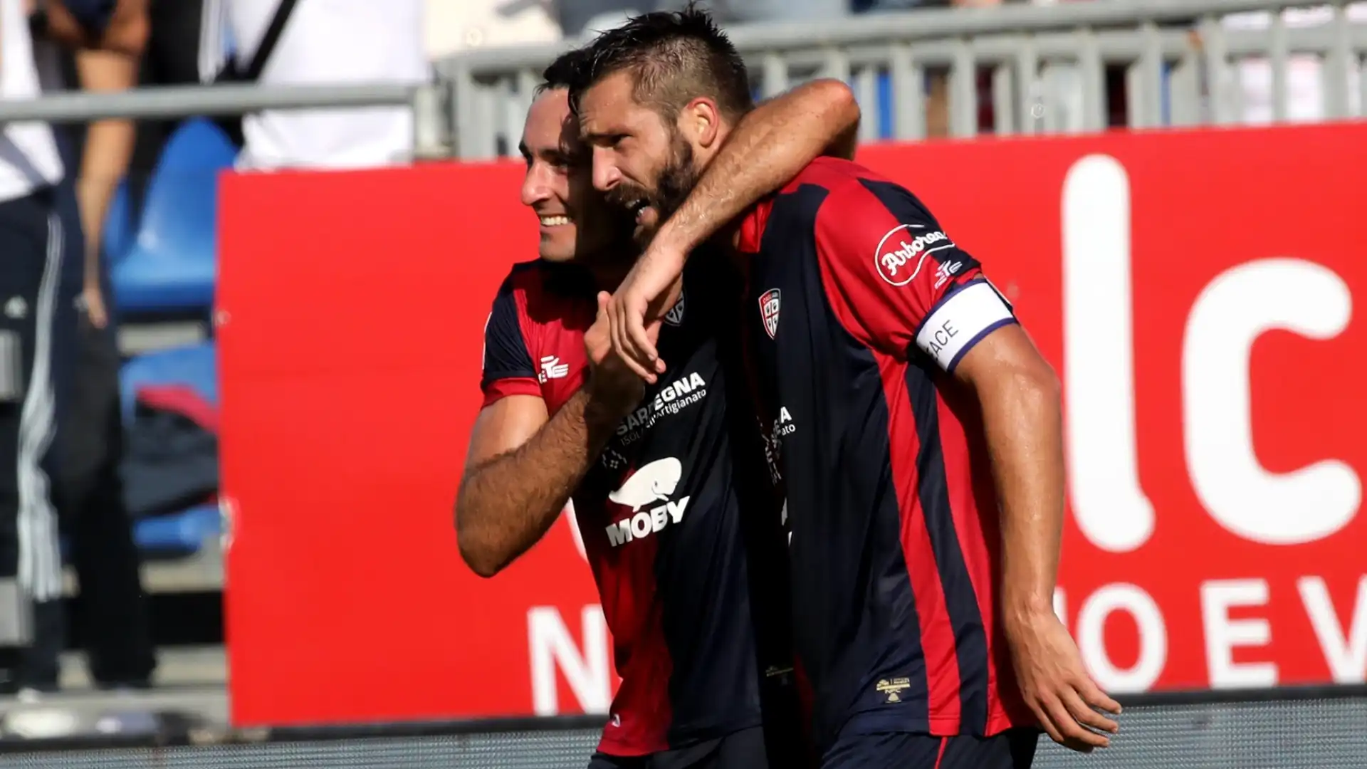 Cagliari pazzesco, vittoria memorabile in rimonta contro il Frosinone: Pavoletti eroe