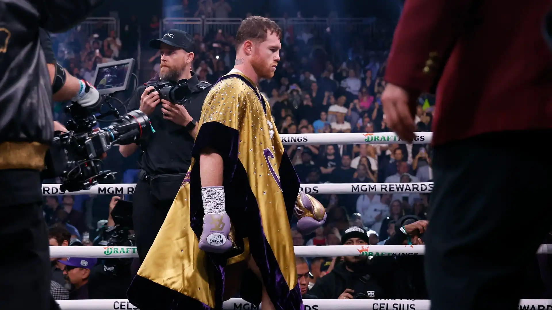 Canelo Alvarez domina Jermell Charlo e resta campione dei supermedi