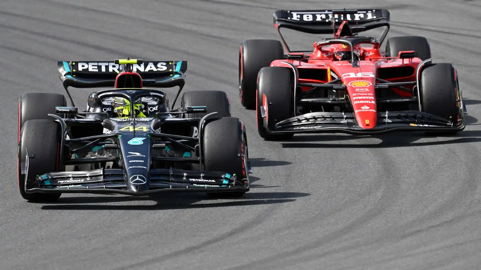 La FIA fa chiarezza dopo la squalifica di Charles Leclerc e Lewis Hamilton