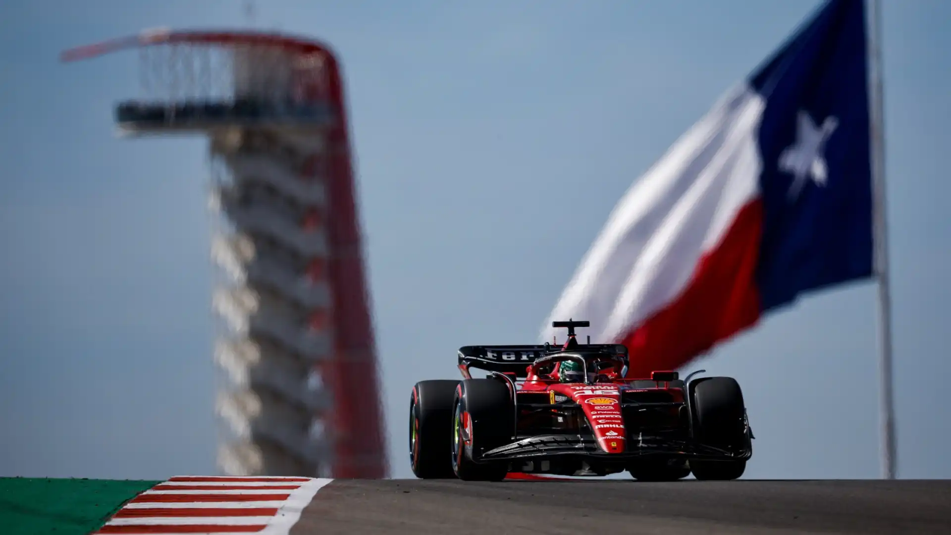 Charles Leclerc porta la Ferrari in pole ad Austin. Beffa per Verstappen