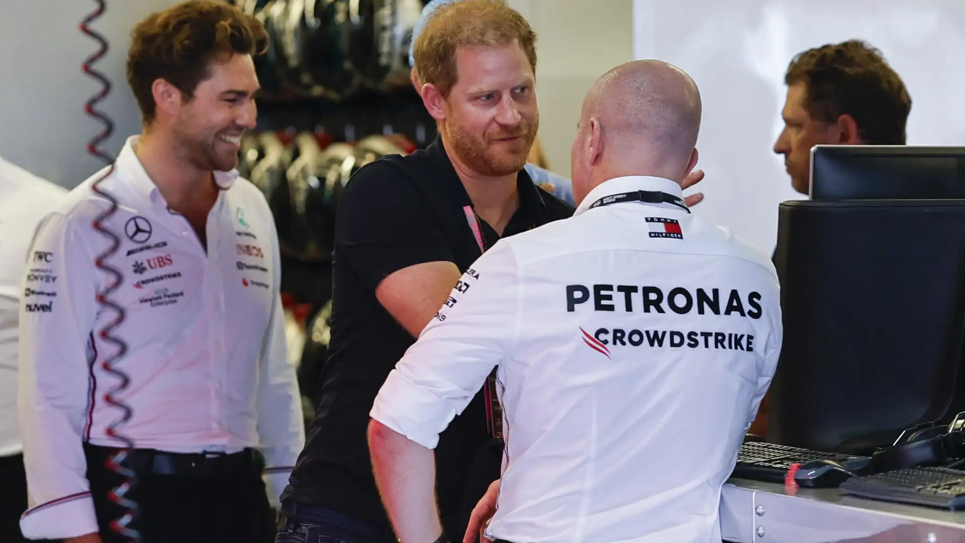 Il principe Harry, per esempio, è stato visto al box della Mercedes