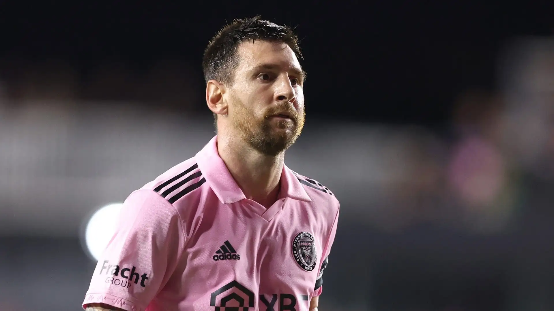 Intanto il Barcellona ha postato su Instagram un'immagine generata con l'AI che raffigura Lionel Messi
