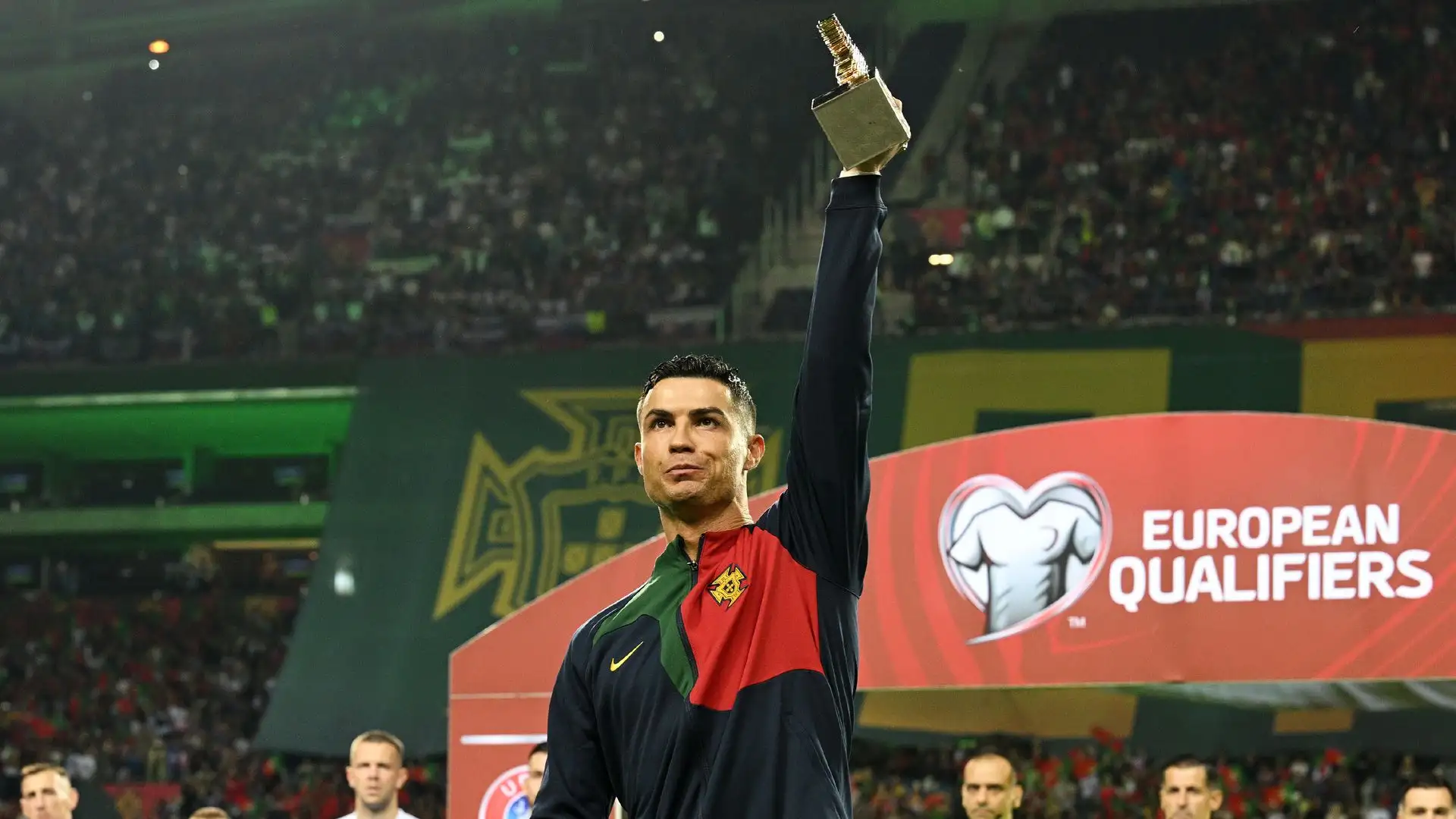 Prima dell'incontro con la Slovacchia CR7 è stato premiato dalla Federazione calcistica portoghese
