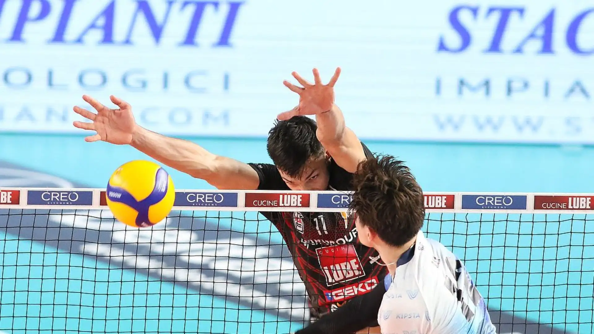 Ran Takahashi a suon di ace (cinque) ha guidato la Mint Vero Volley Monza alla vittoria per 3-0.