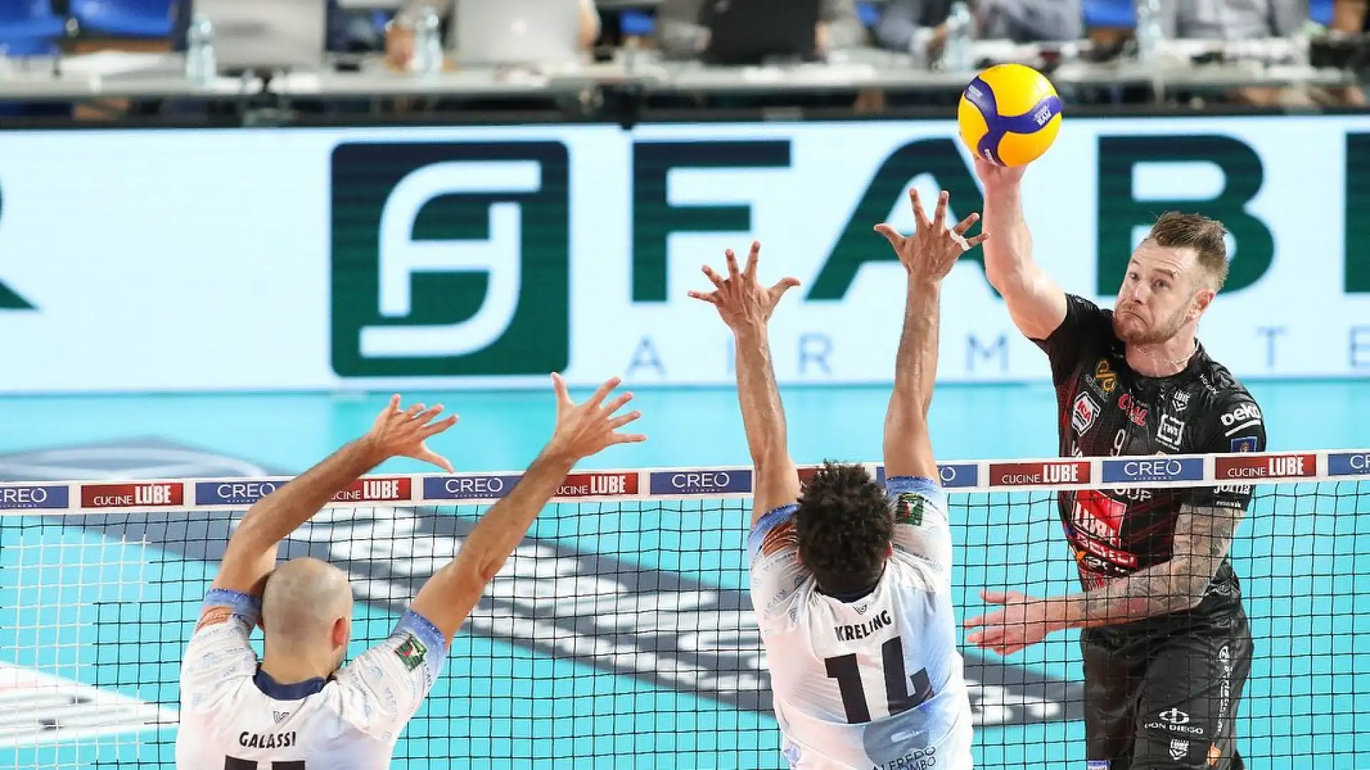 Ivan Zaytsev, tornato nel ruolo di schiacciatore, è stato in difficoltà in ricezione.