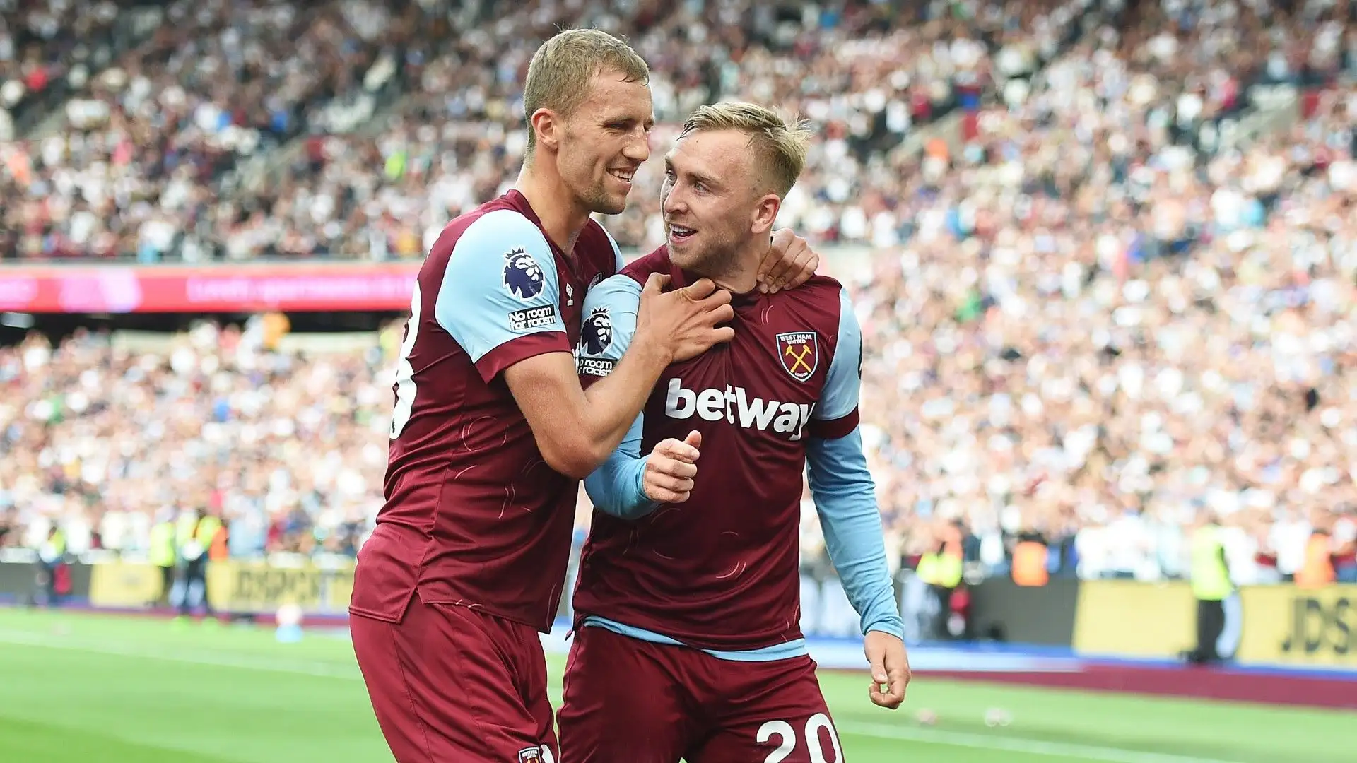 Con il club inglese Soucek ha finora collezionato 165 presenze, 26 gol e 9 assist
