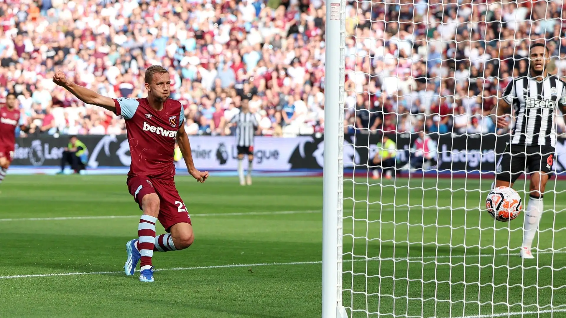 E' stato il primo trofeo vinto con la maglia degli Hammers
