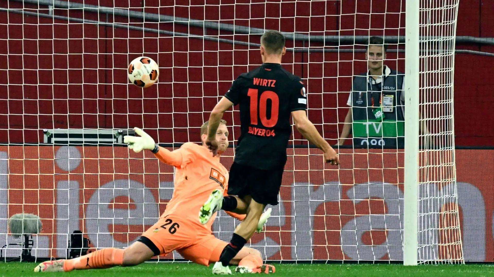 In questa stagione al Bayer ha finora giocato 8 partite, segnando tre reti e realizzando tre assist