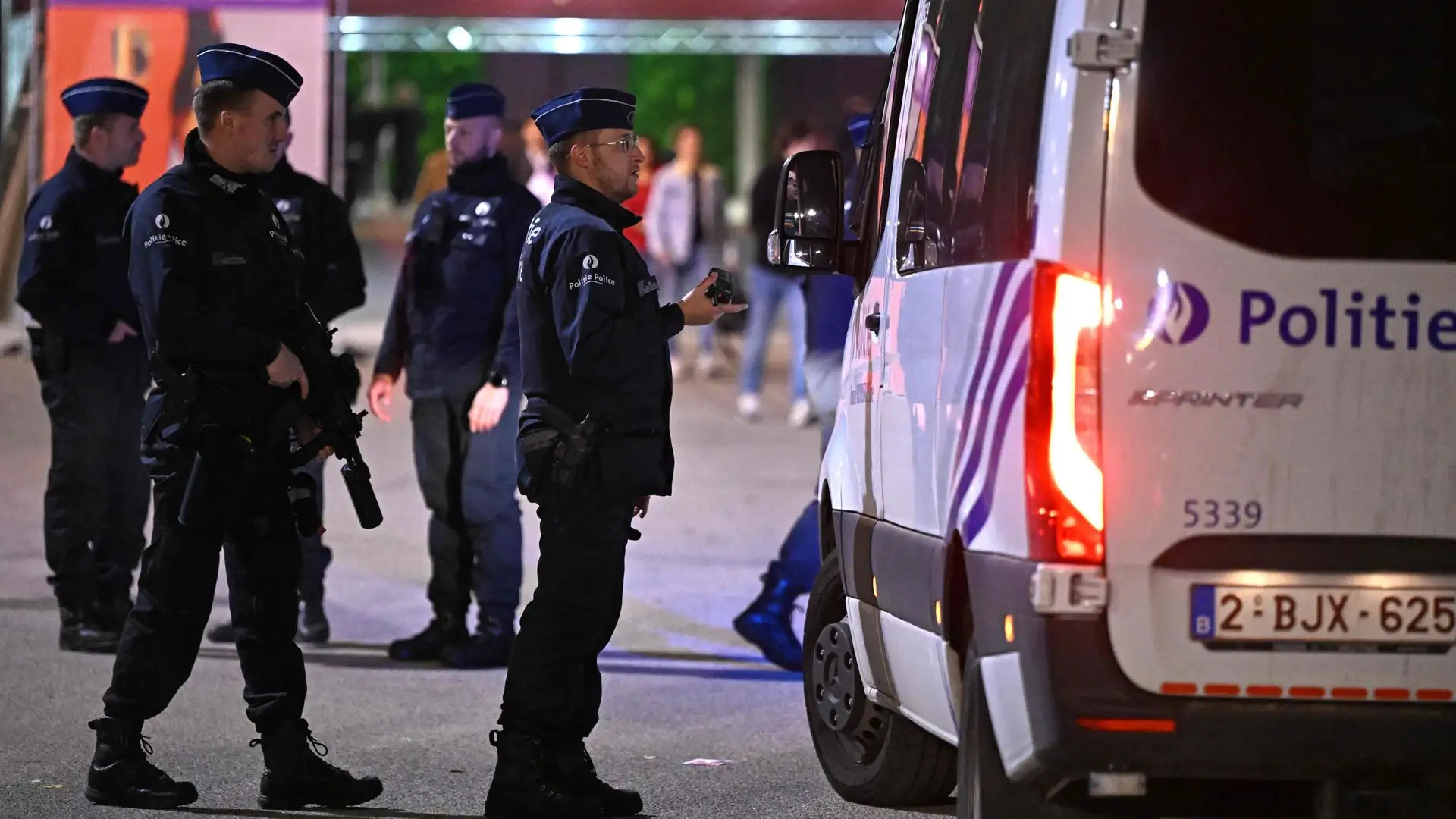 Le forze dell'ordine belghe stanno dando la caccia a chi potrebbe avere avuto un ruolo nell'attentato