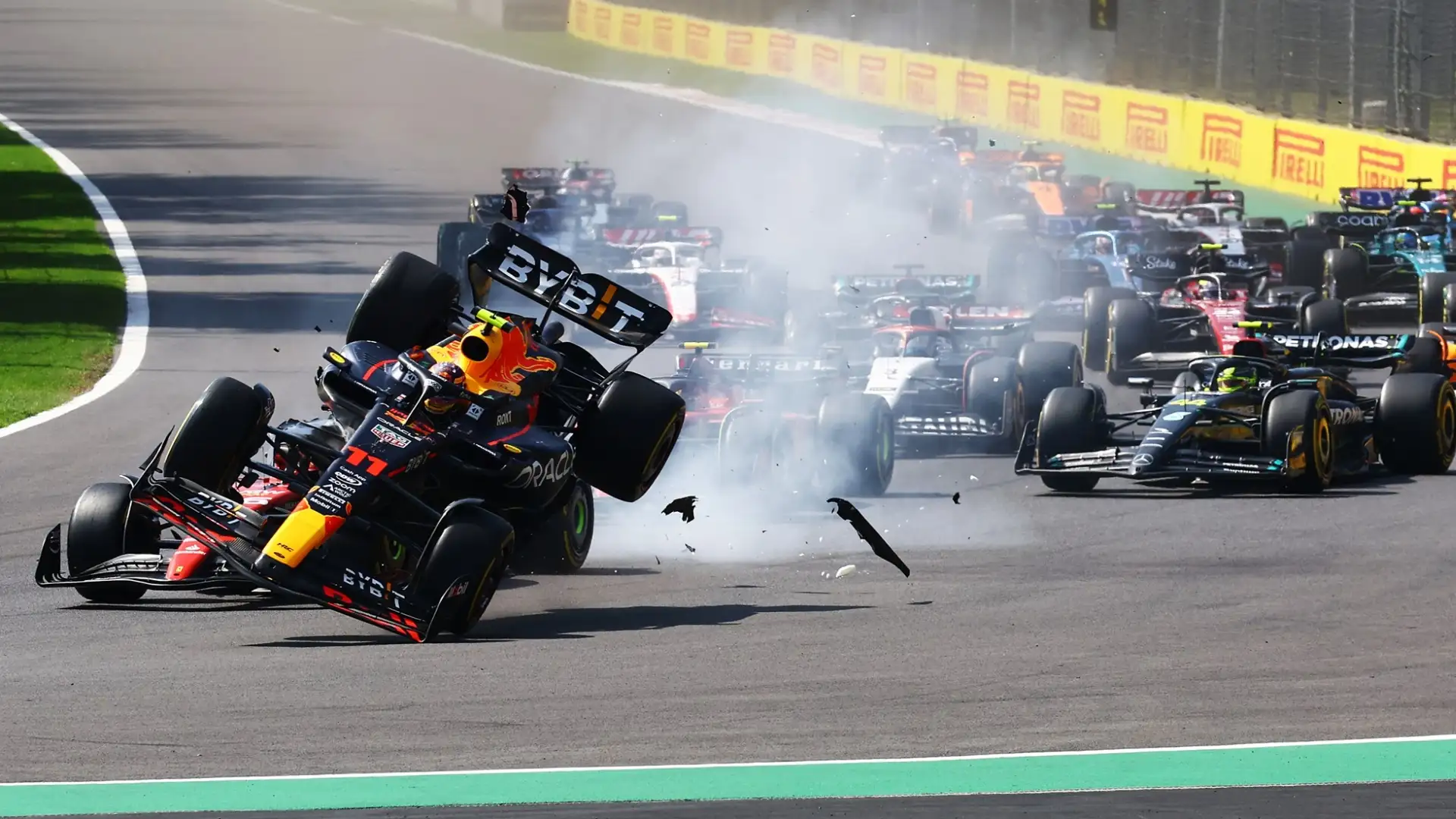 Il pilota messicano al via del Gp di casa è entrato in collisione con Charles Leclerc e ha concluso subito la sua gara