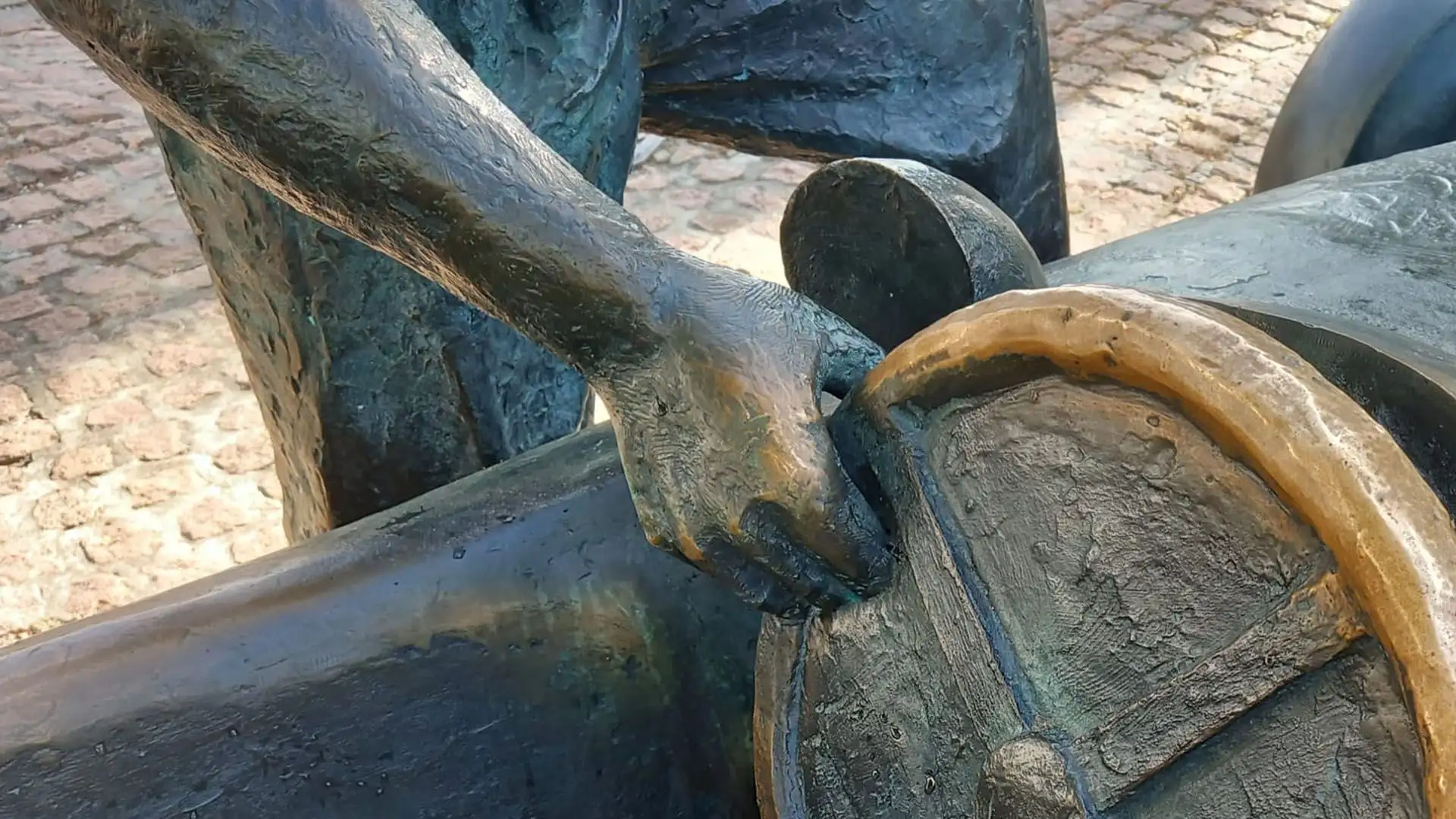 Si tratta di una scultura di bronzo a grandezza naturale