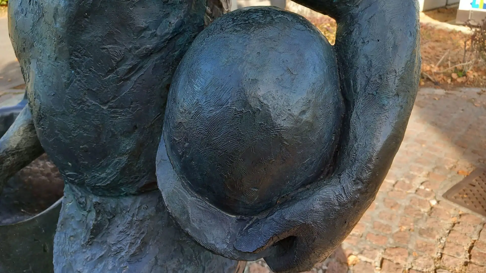 La scultura originaria è esposta sulla pista di Barcellona