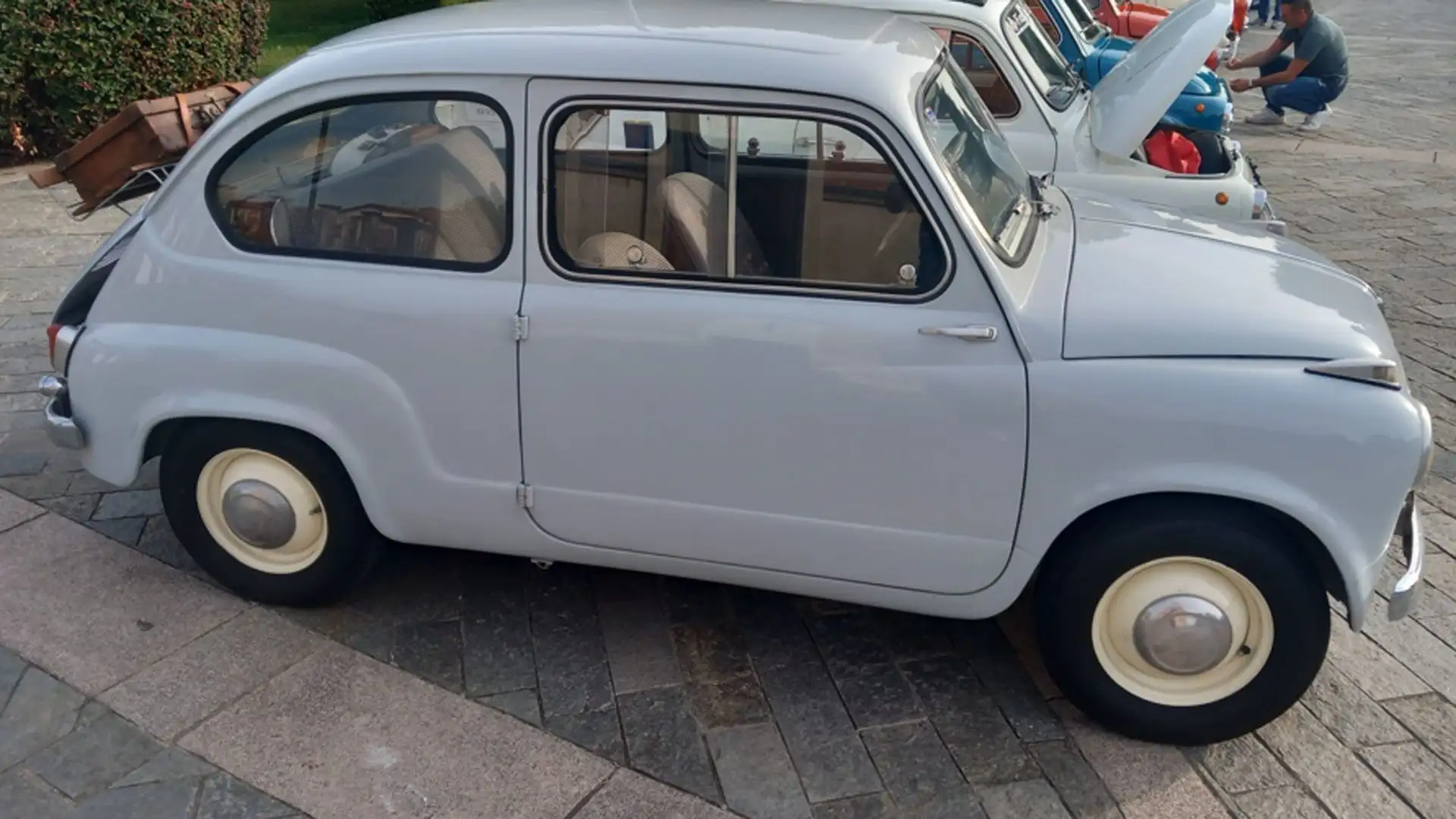 Fino al maggio del 1964 le portiere erano incernierate posteriormente)