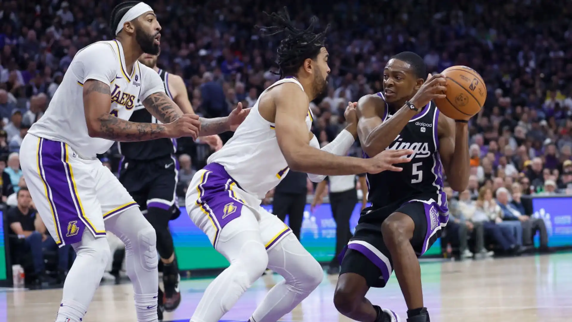 NBA, Sacramento e Fox beffano i Lakers. Vittorie per Golden State e Philadelphia