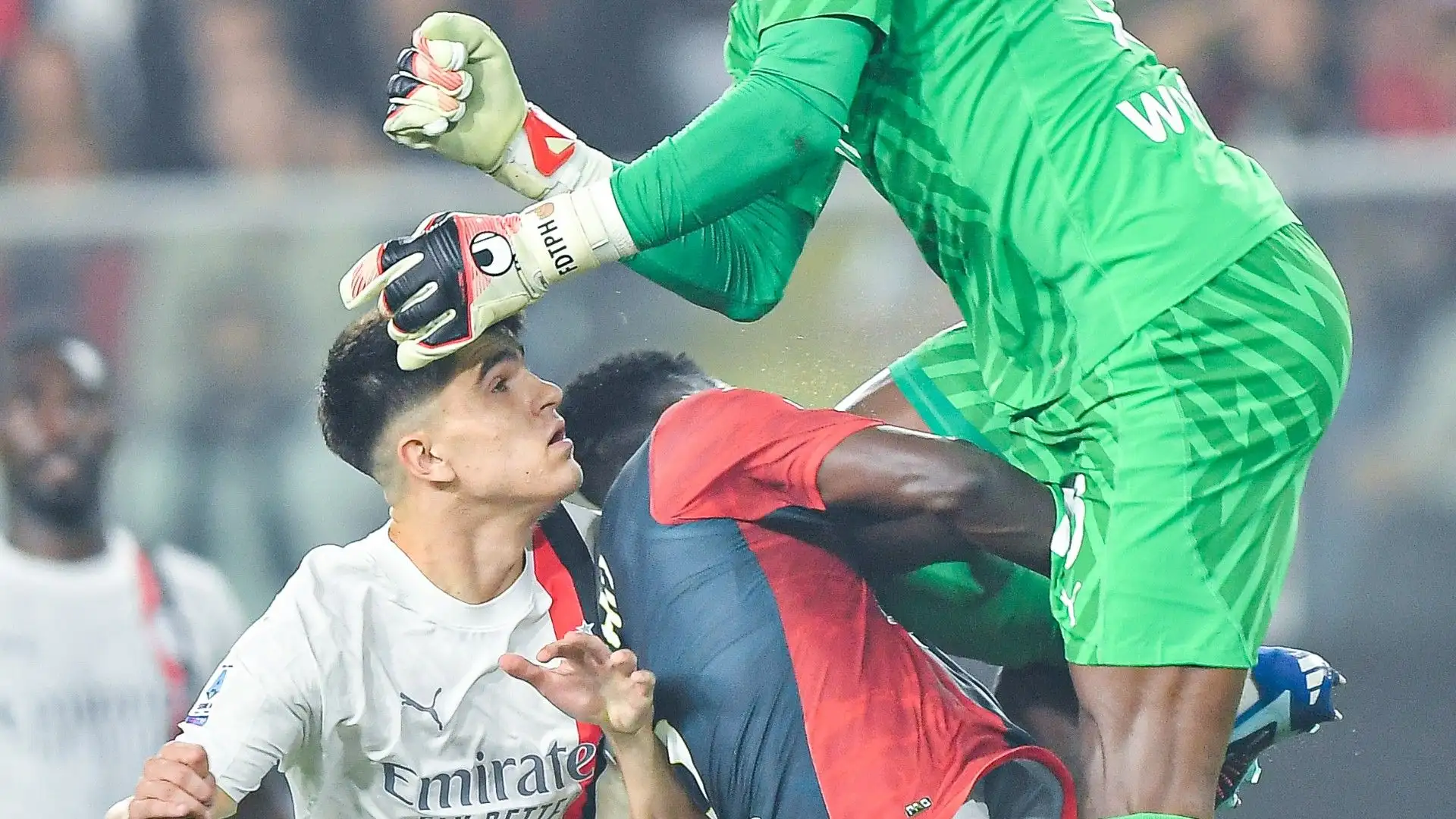 Minuto 90+8': Maignan esce in maniera scomposta e tira una ginocchiata a Caleb Ekuban. Il portiere francese viene espulso
