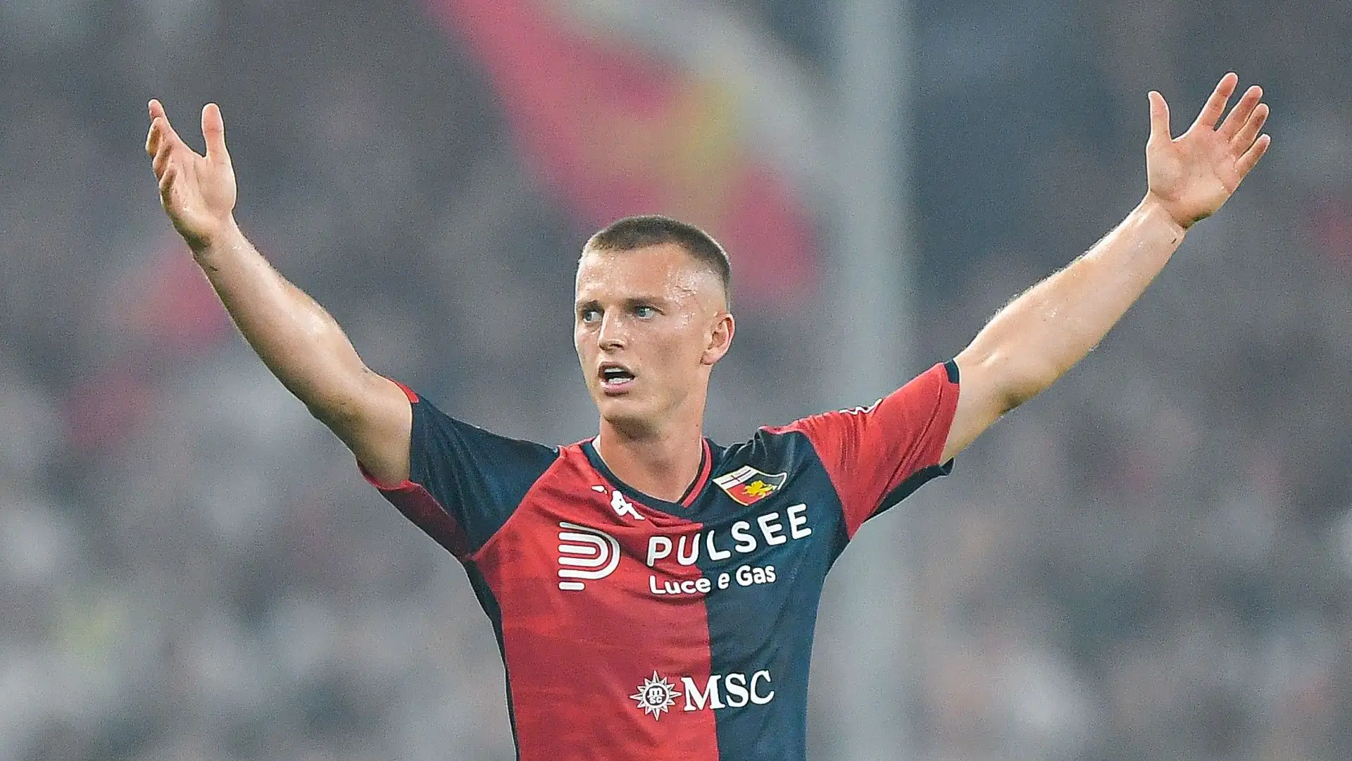 Minuto 90+12': botta di Gudmundsson, deviazione della difesa rossonera e pallone che si stampa contro la traversa
