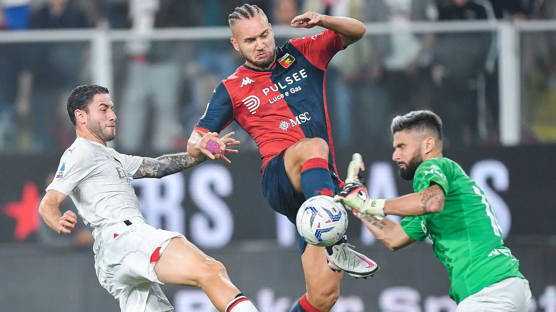 Minuto 90+14': percussione dei genoani, Giroud esce e con un doppio miracolo salva il risultato
