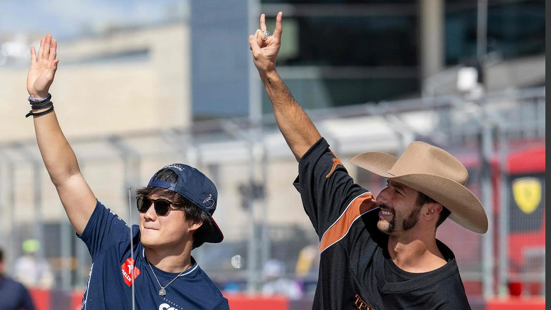 Nella tradizionale parata pre gara hanno sfilato tutti i piloti: il pilota dell'Alpha Tauri Ricciardo ha sfoggiato un nuovo look 'alla texana'