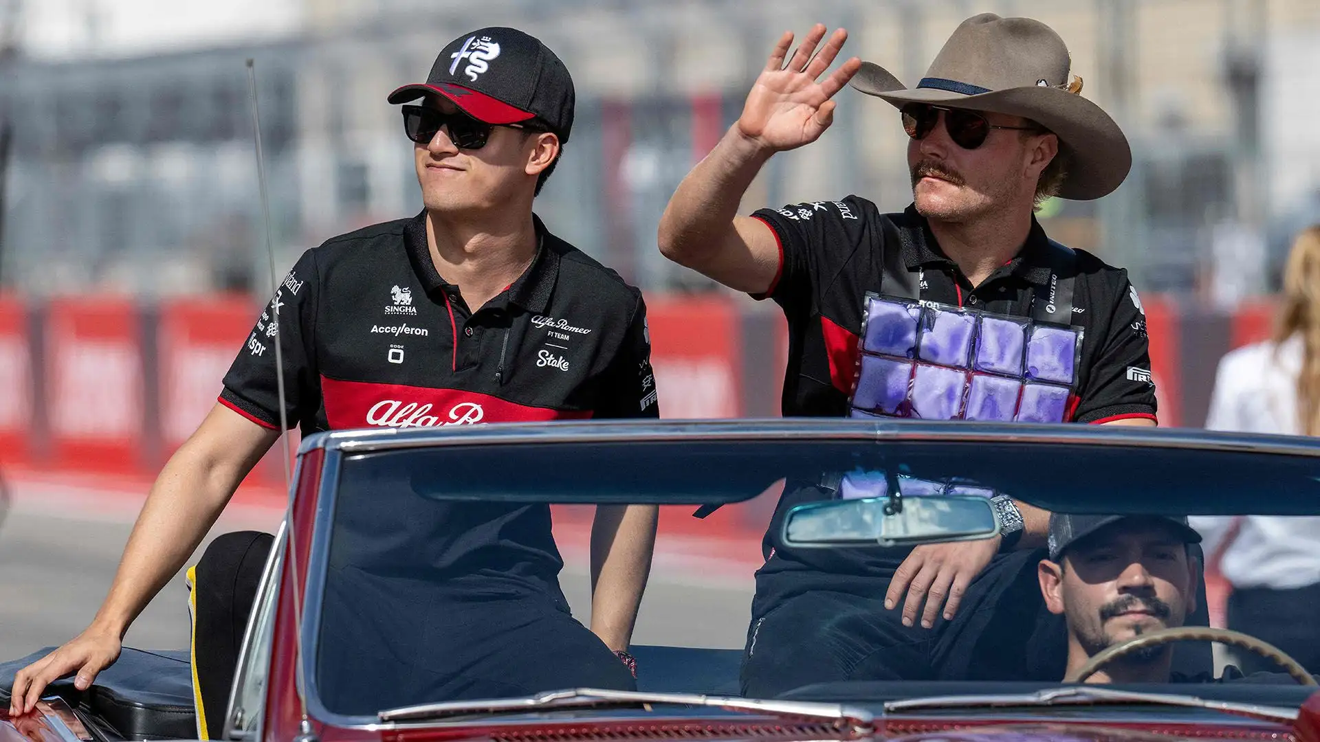 Zhou Guanyu e Bottas dell'Alfa Romeo