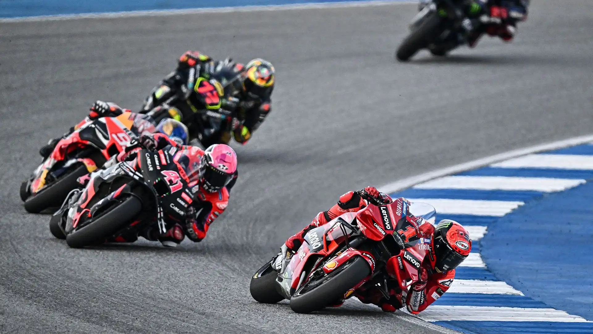 Il campione del mondo in carica ha prima duellato con Marc Marquez...