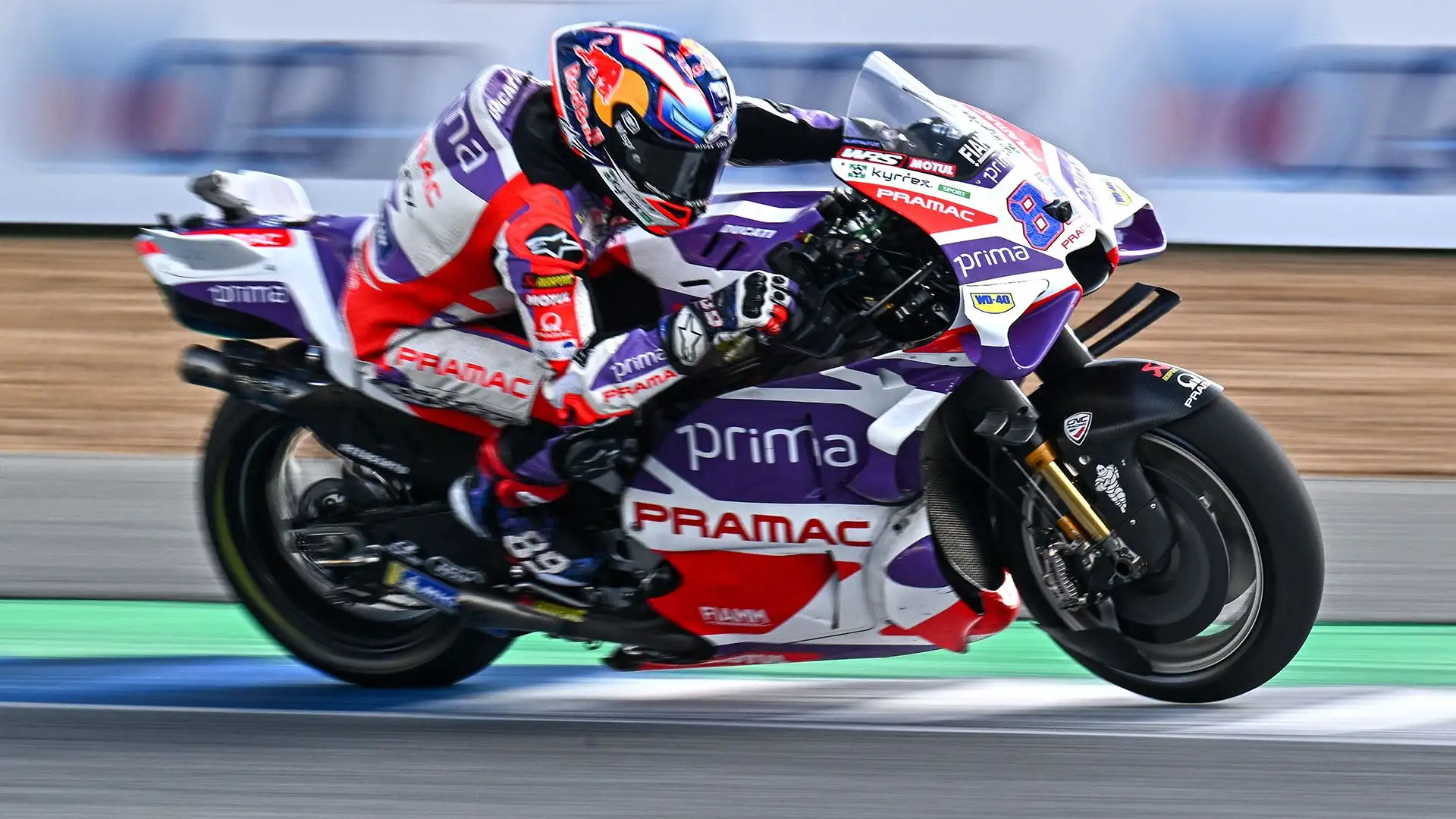 Nel finale, Bagnaia ha addirittura provato a passare entrambi all'esterno ma poi ha dovuto frenare riaccodandosi