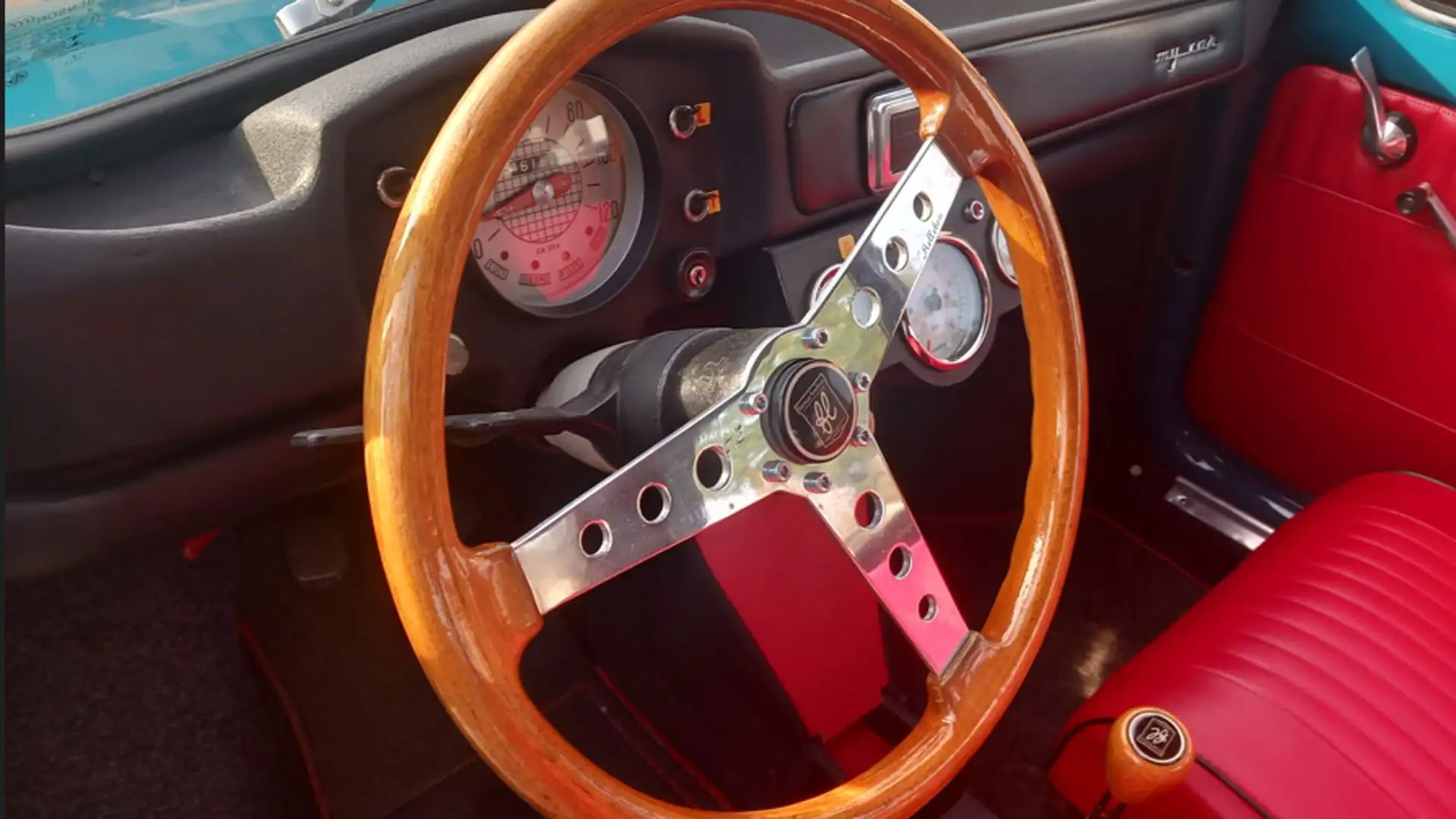 Il volante, elegantissimo, è di diametro più elevato rispetto a molti degli attuali