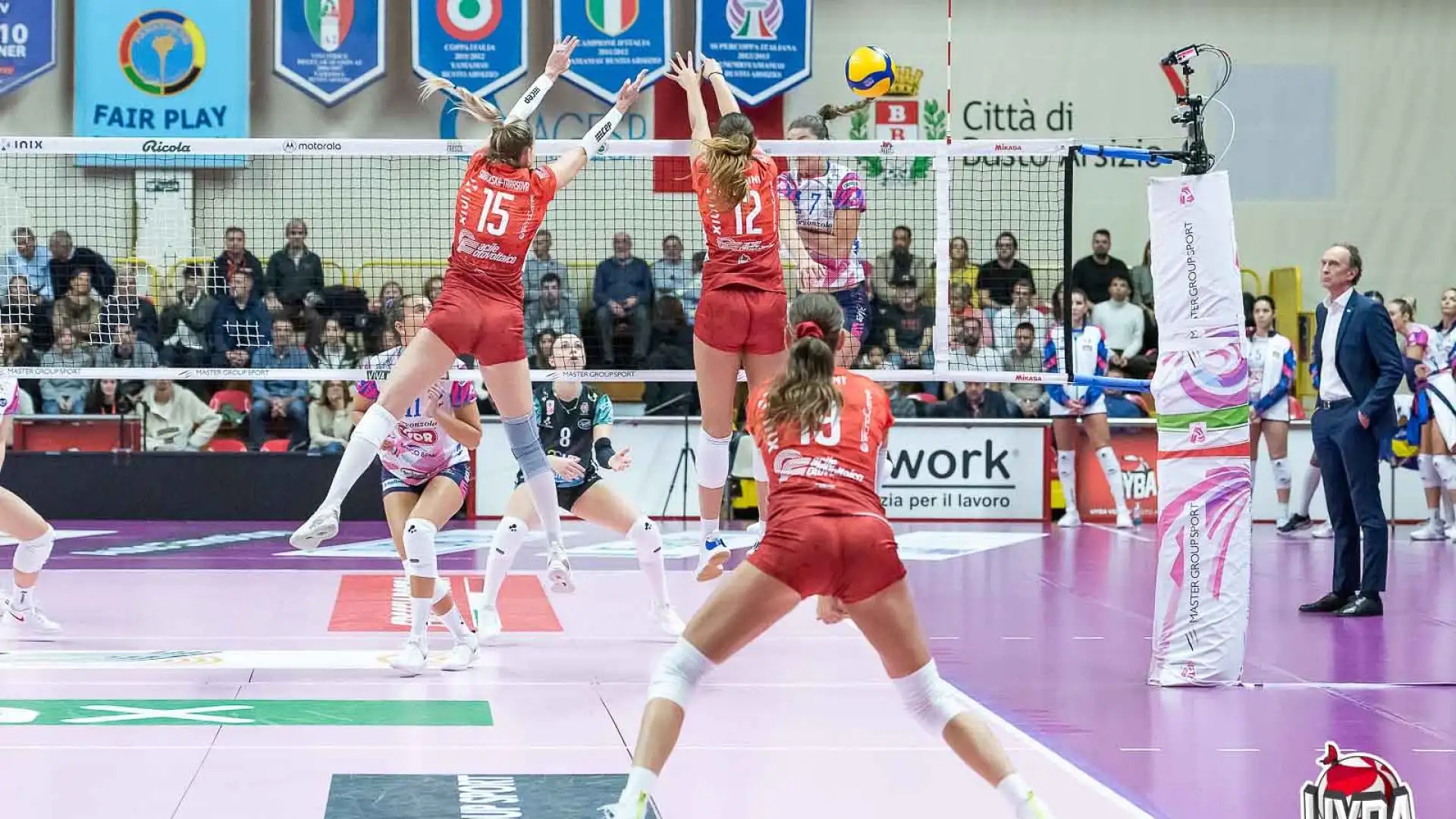 Ha servito con costanza anche l'ex UYBA Anne Buijs, capace di realizzare 15 punti (53% per lei). 