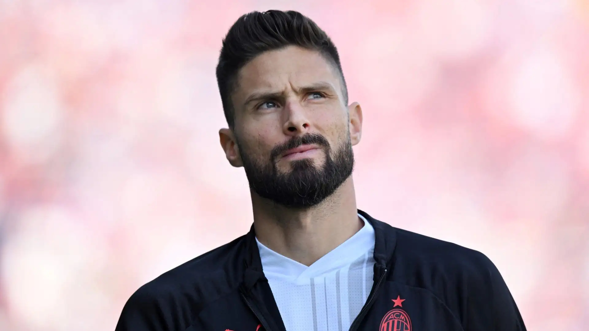 Al momento il contratto del francese ha come scadenza giugno 2024 ma il Milan vorrebbe prolungarlo di un anno
