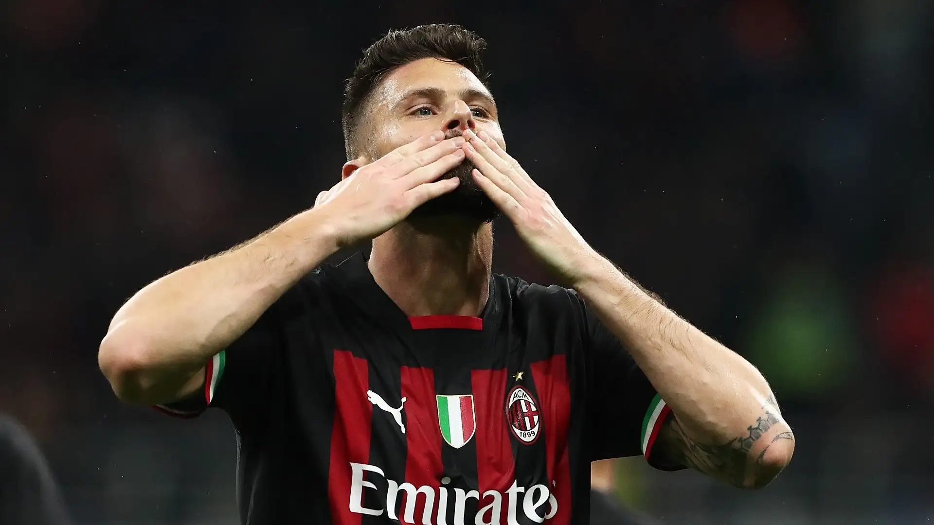Il calciatore è uno degli idoli della tifoseria rossonera
