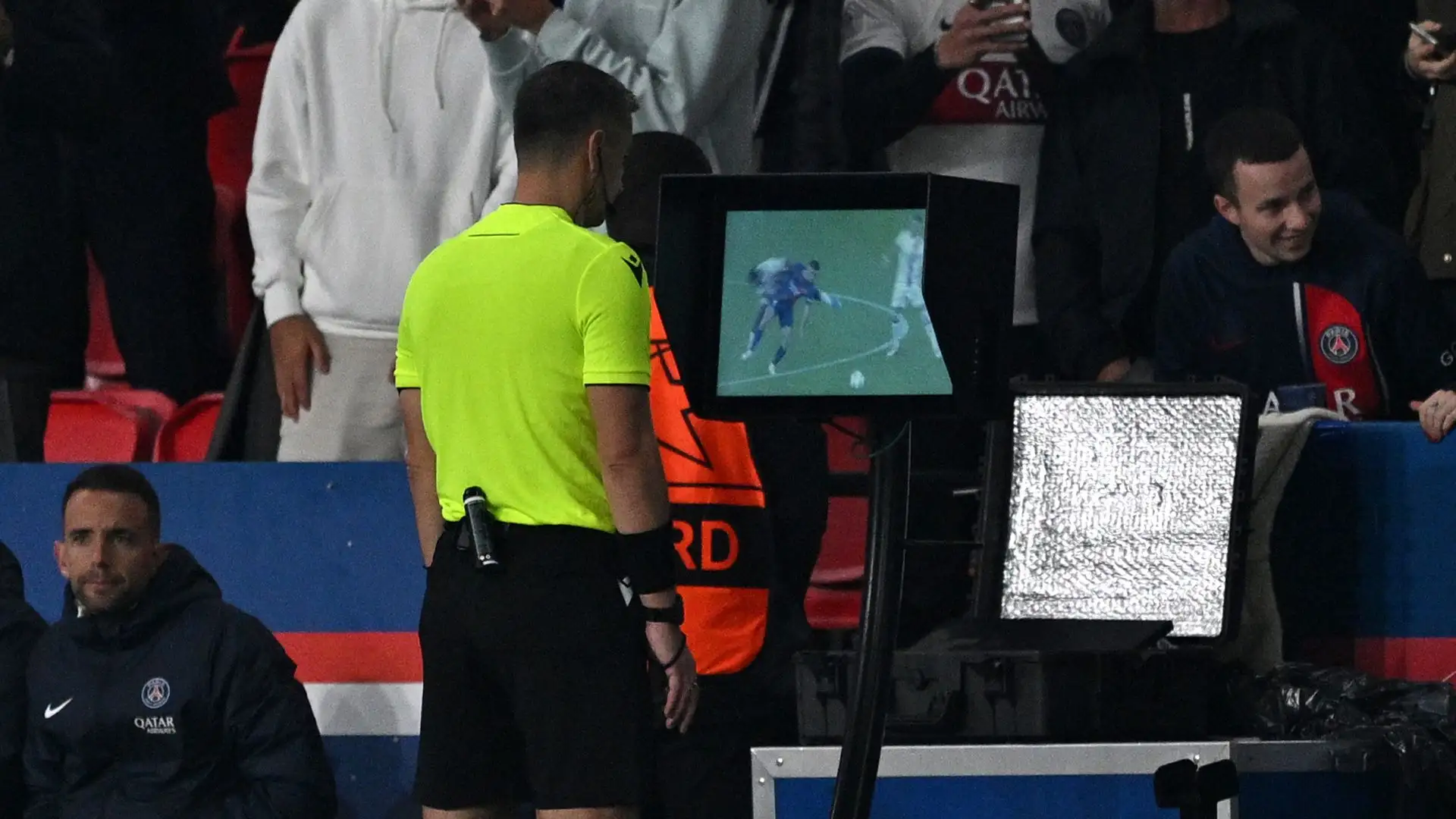 L'arbitro è ricorso al Var e ha annullato un gol ai francesi