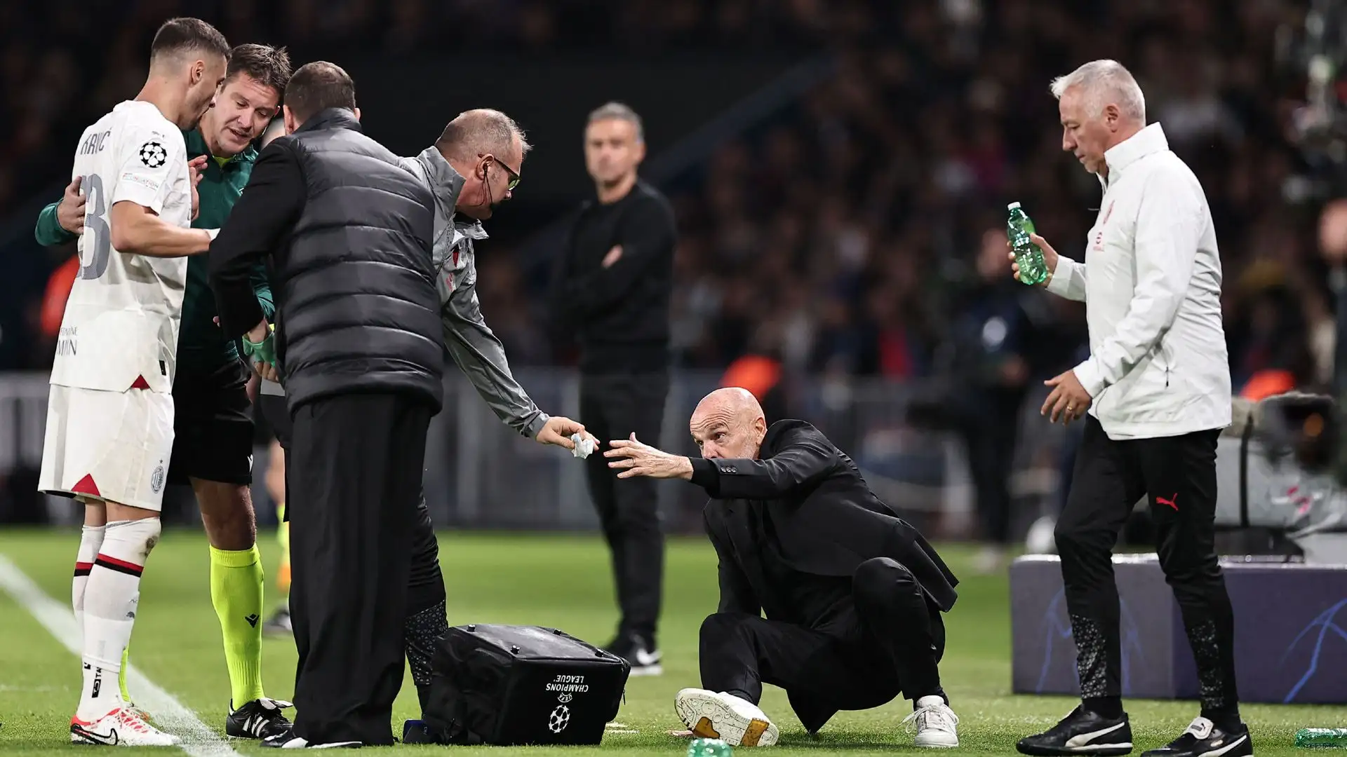 Stefano Pioli è scivolato e lo hanno aiutato a rialzarsi