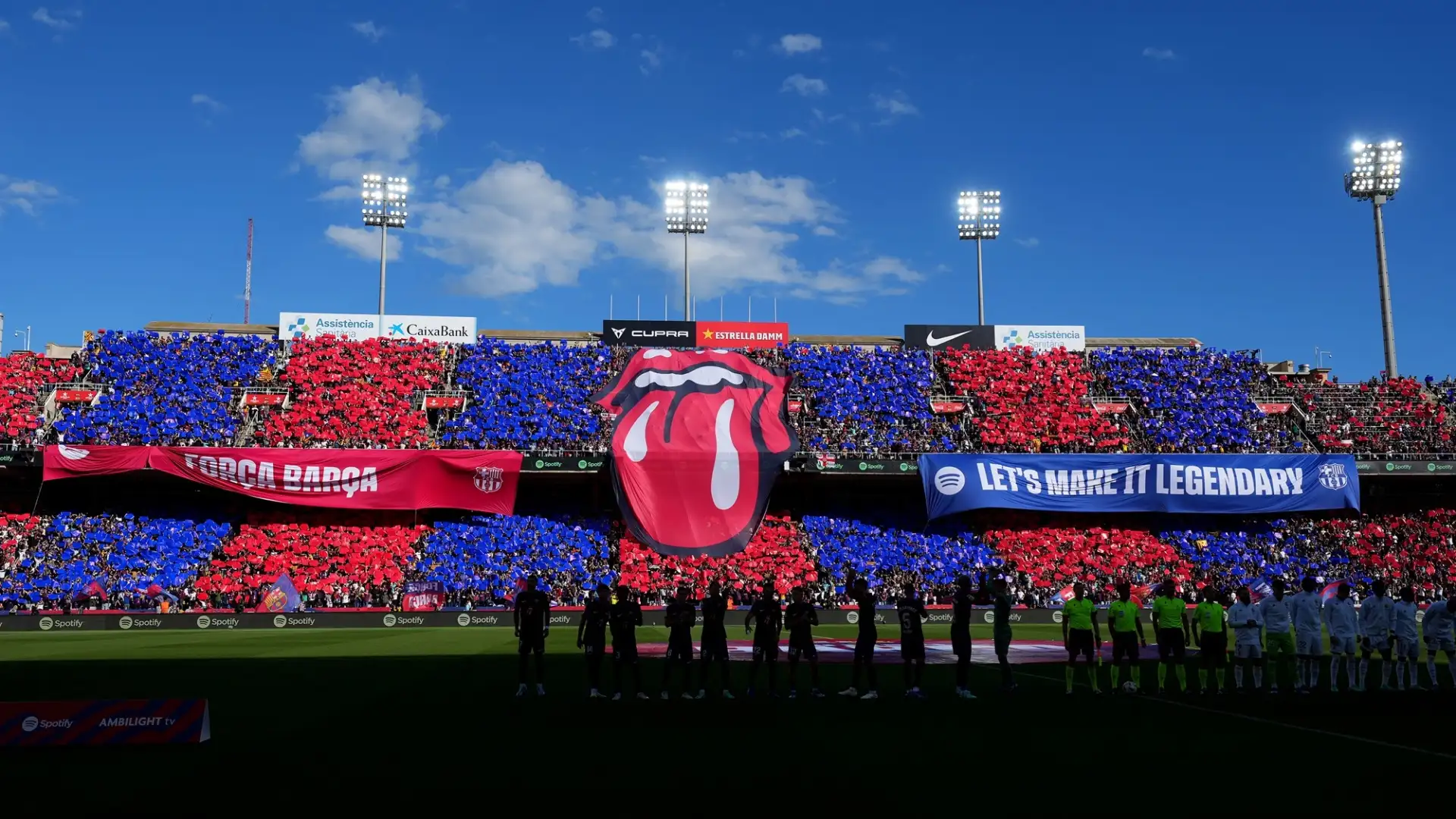 Anche sulle tribune i tifosi catalani hanno omaggiato Mick Jagger e compagni