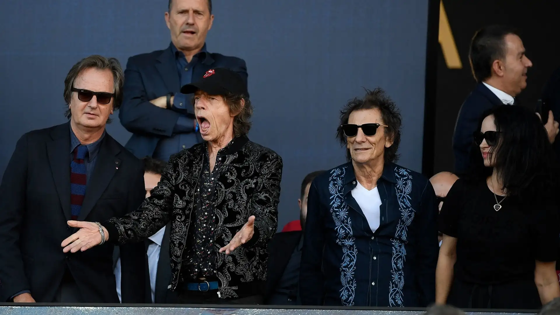"Siamo grandi appassionati di calcio e siamo onorati che il nostro logo 'Tongue and Lips' sia sulla maglia del FC Barcellona per celebrare l'uscita del nostro nuovo album", ha detto Jagger