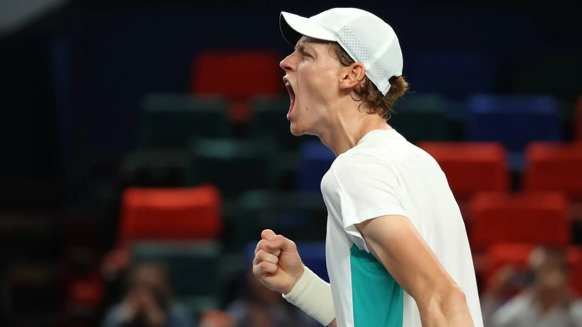 Jannik Sinner vince all’esordio a Shanghai e centra la qualificazione alle ATP Finals