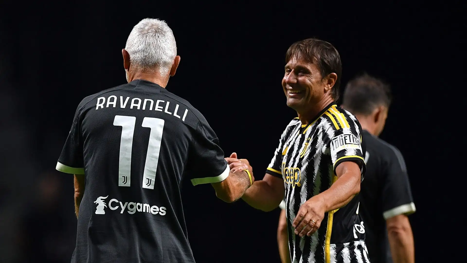 Fabrizio Ravanelli e Antonio Conte scherzano in campo