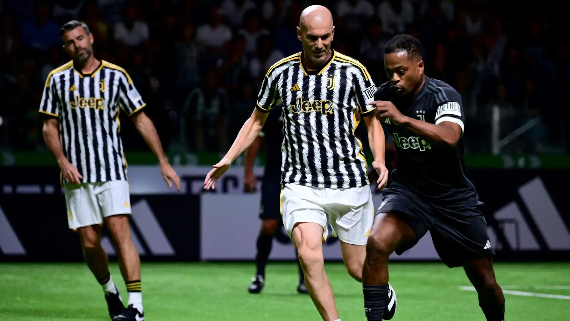 Sua Maestà Zinedine Zidane contro Patrice Evra. Sullo sfondo Barzagli