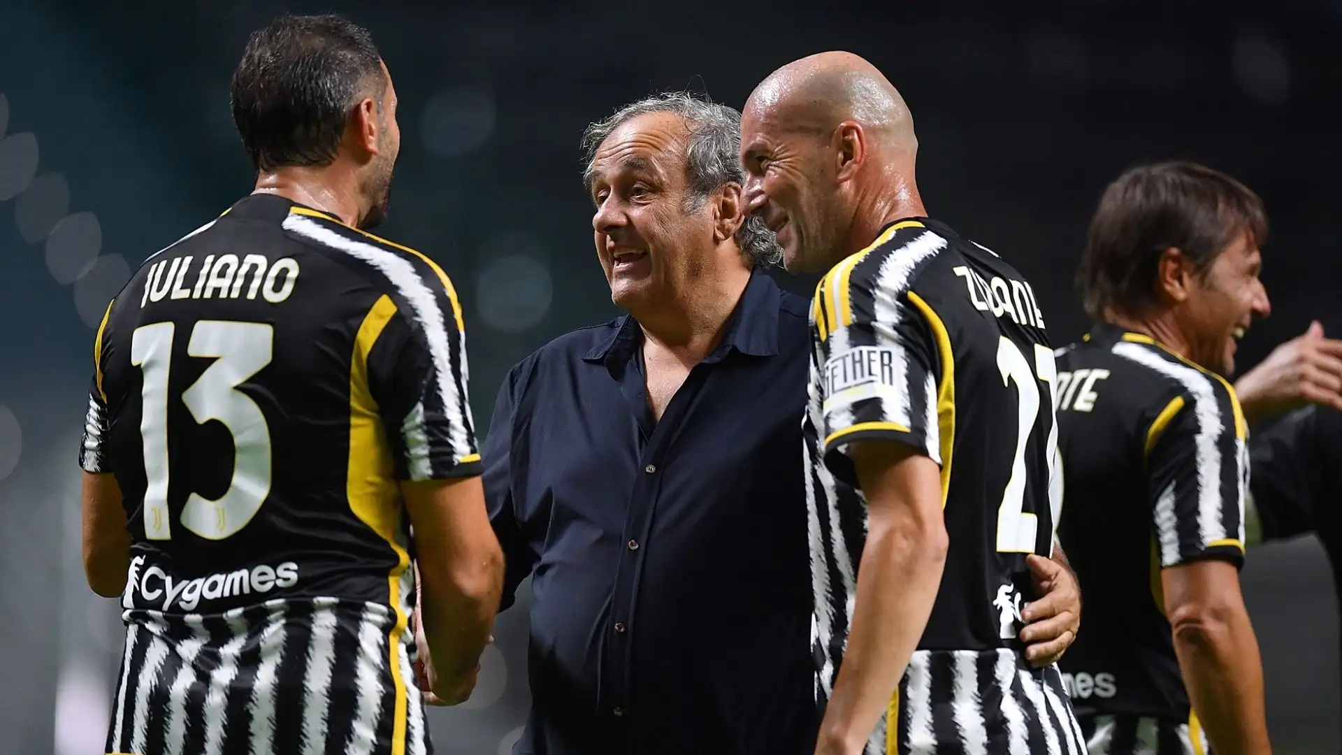 Platini scherza in campo con Zizou e Patrick Iuliano