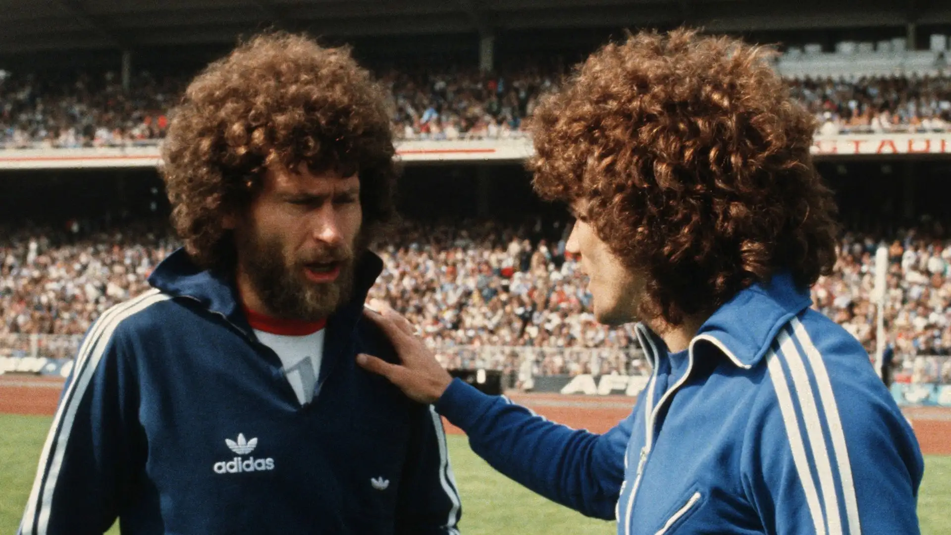 Qui Keegan dialoga con un'altra stella del calcio mondiale: Paul Breitner