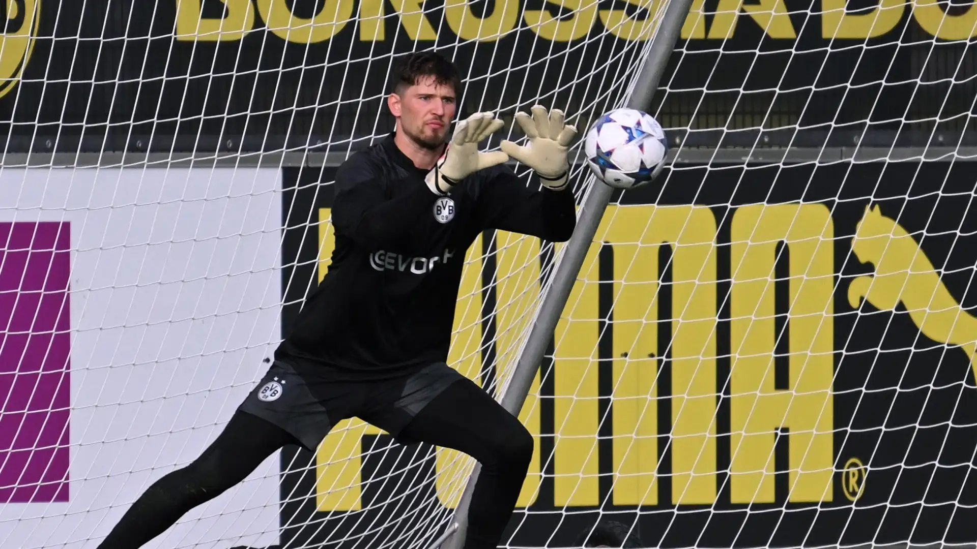 Secondo le ultime indiscrezioni, Kobel avrebbe però deciso di restare al Borussia Dortmund
